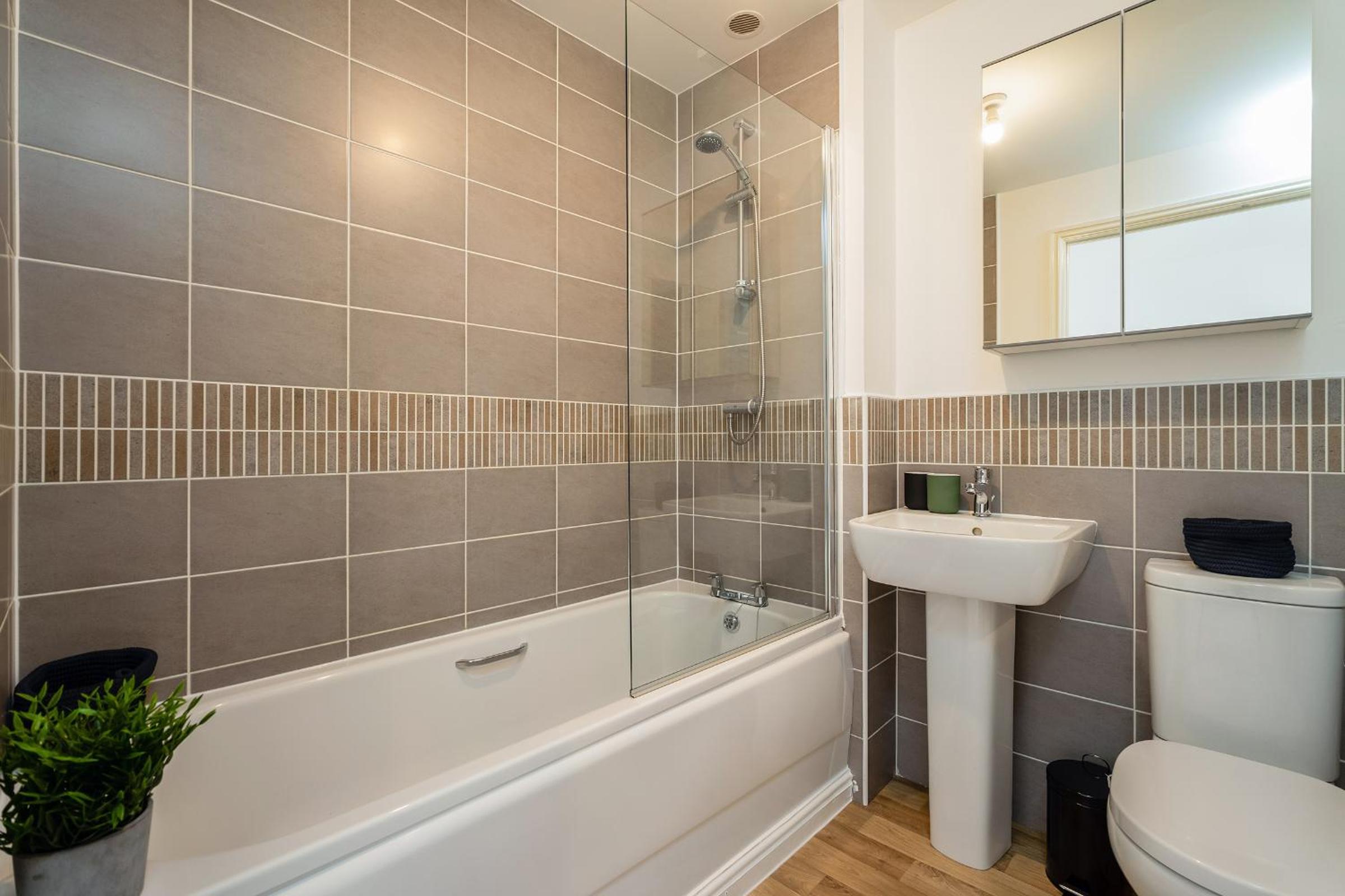 Modern 3-Bed Family Home Near Glasgow Airport