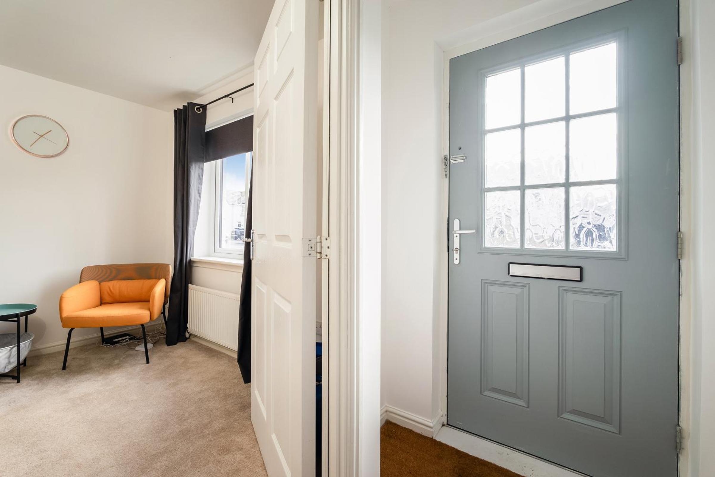 Modern 3-Bed Family Home Near Glasgow Airport