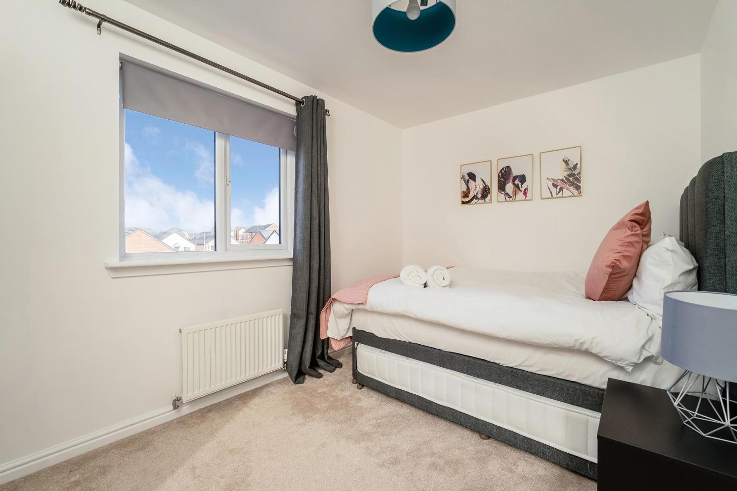 Modern 3-Bed Family Home Near Glasgow Airport