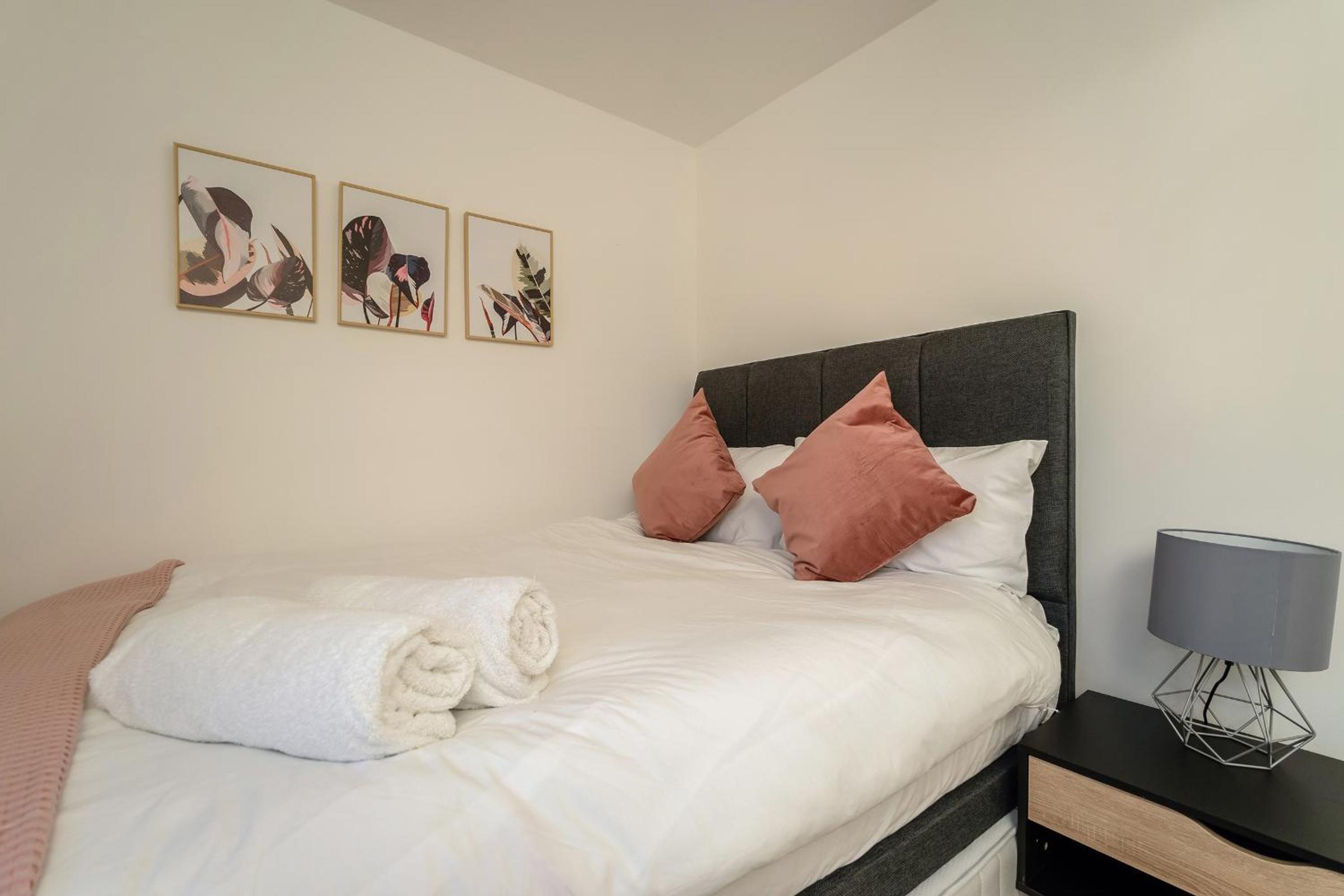 Modern 3-Bed Family Home Near Glasgow Airport
