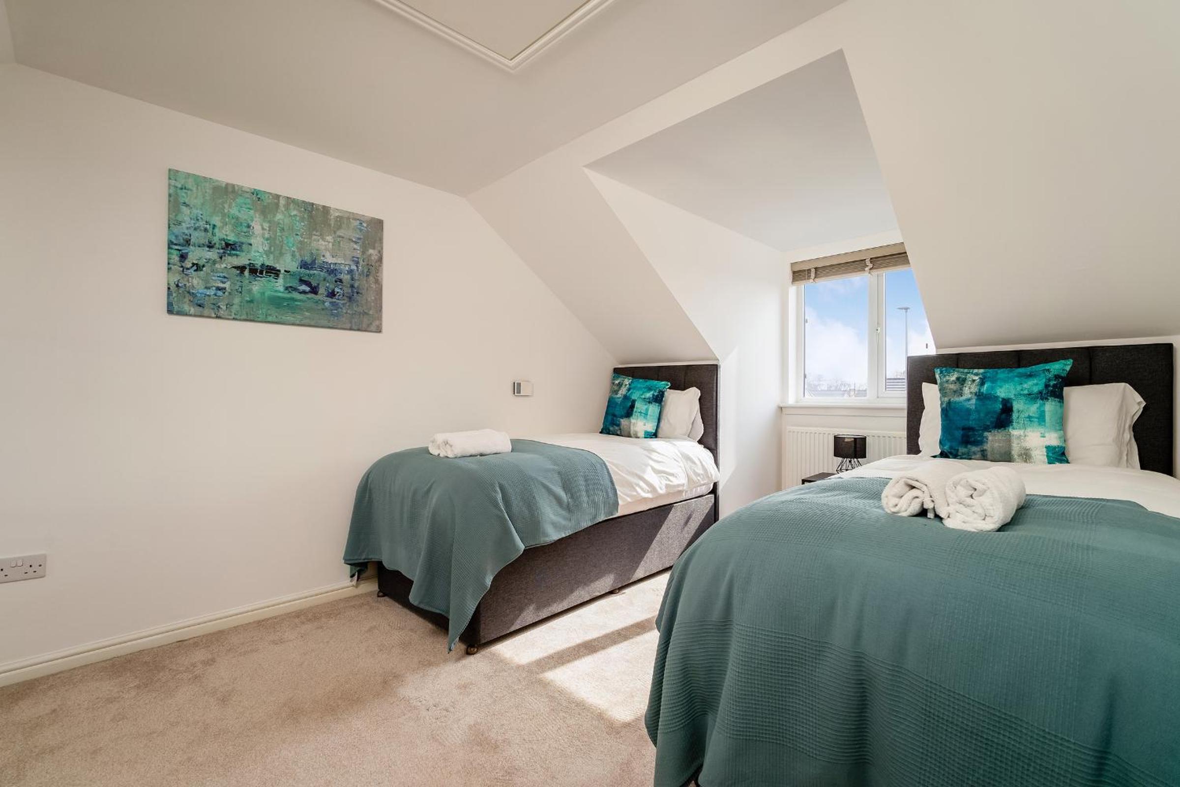 Modern 3-Bed Family Home Near Glasgow Airport