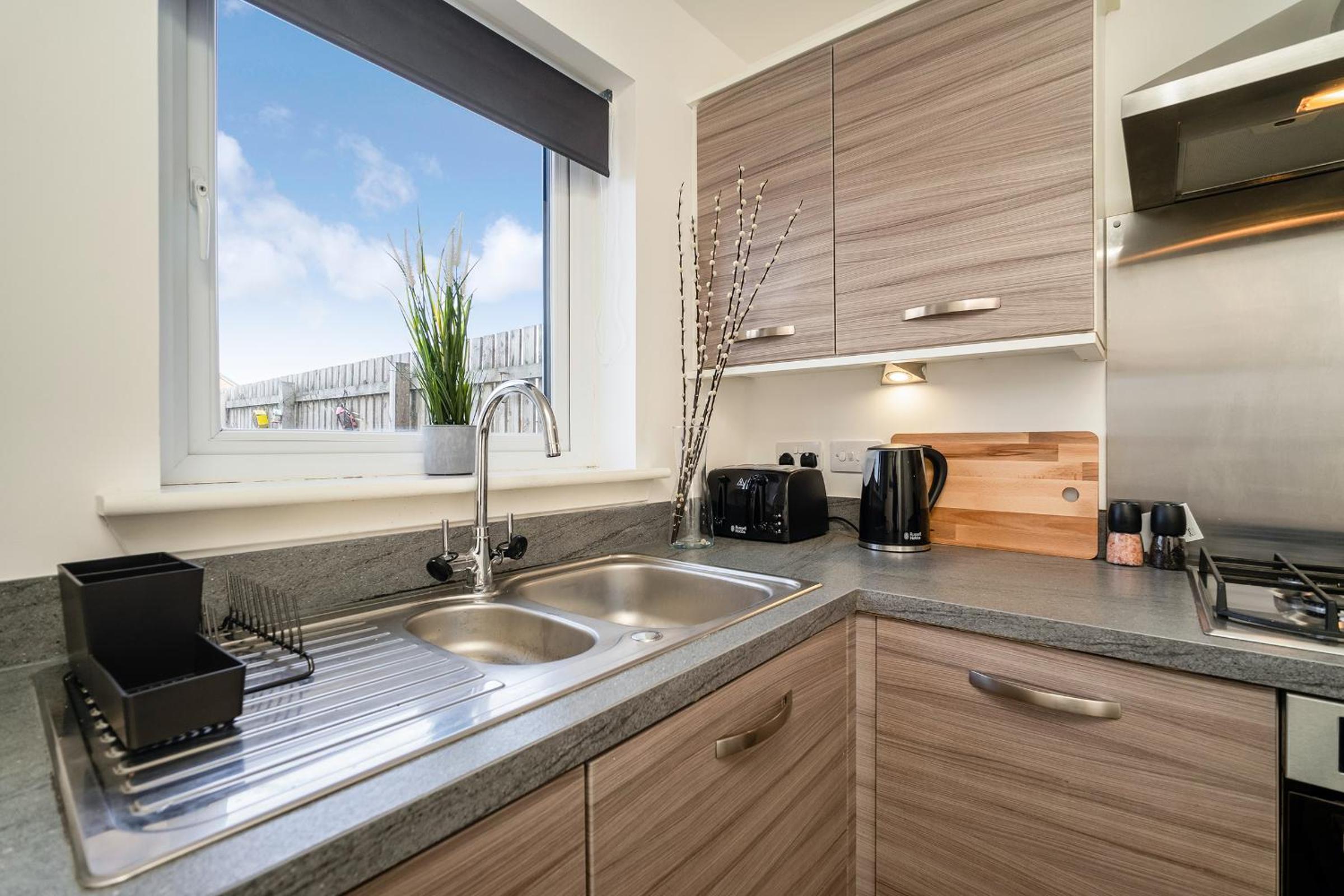 Modern 3-Bed Family Home Near Glasgow Airport