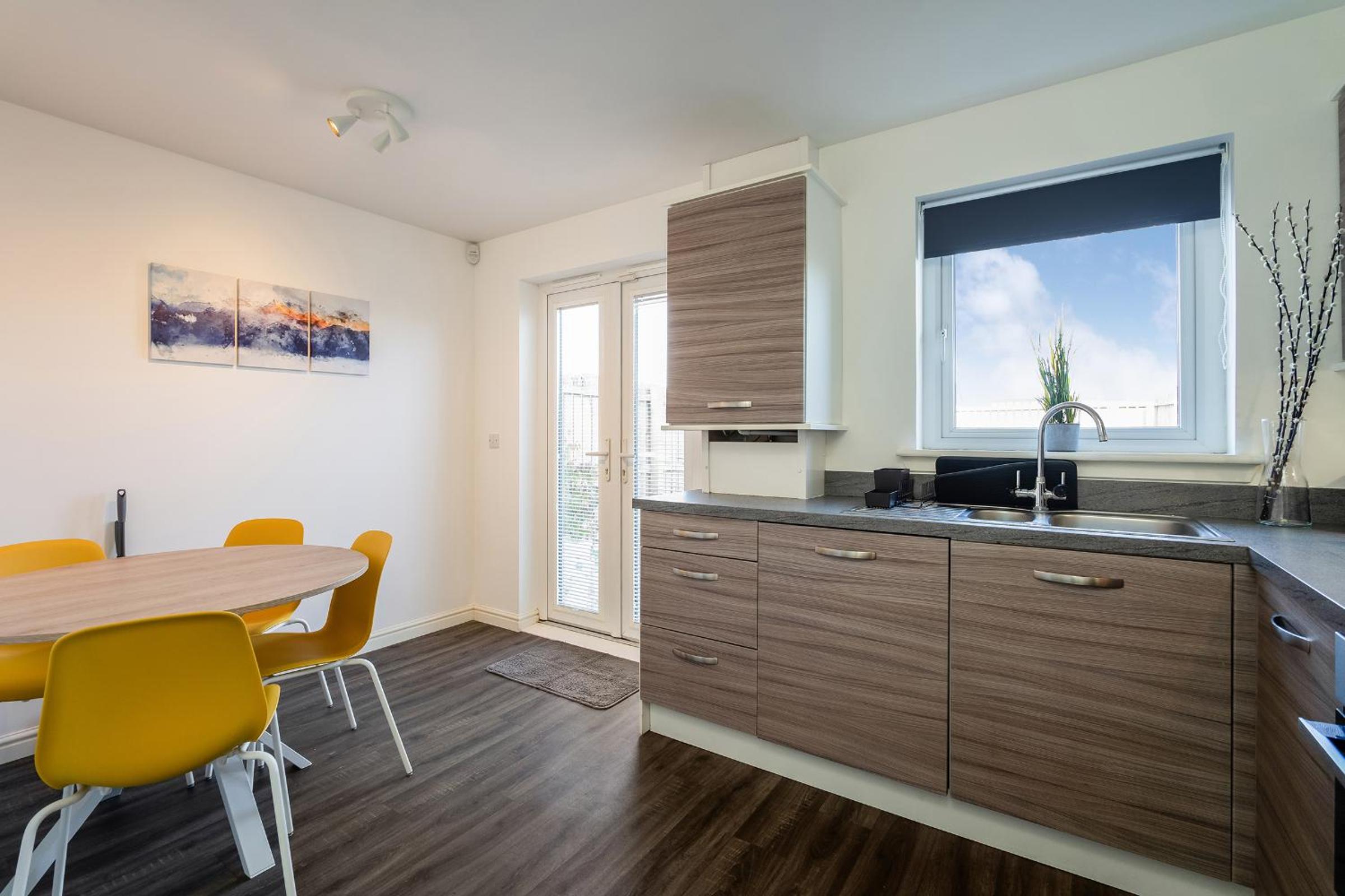 Modern 3-Bed Family Home Near Glasgow Airport