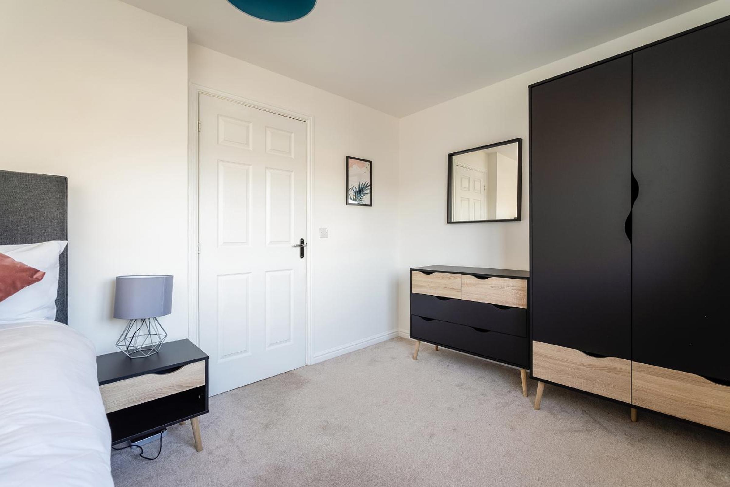 Modern 3-Bed Family Home Near Glasgow Airport