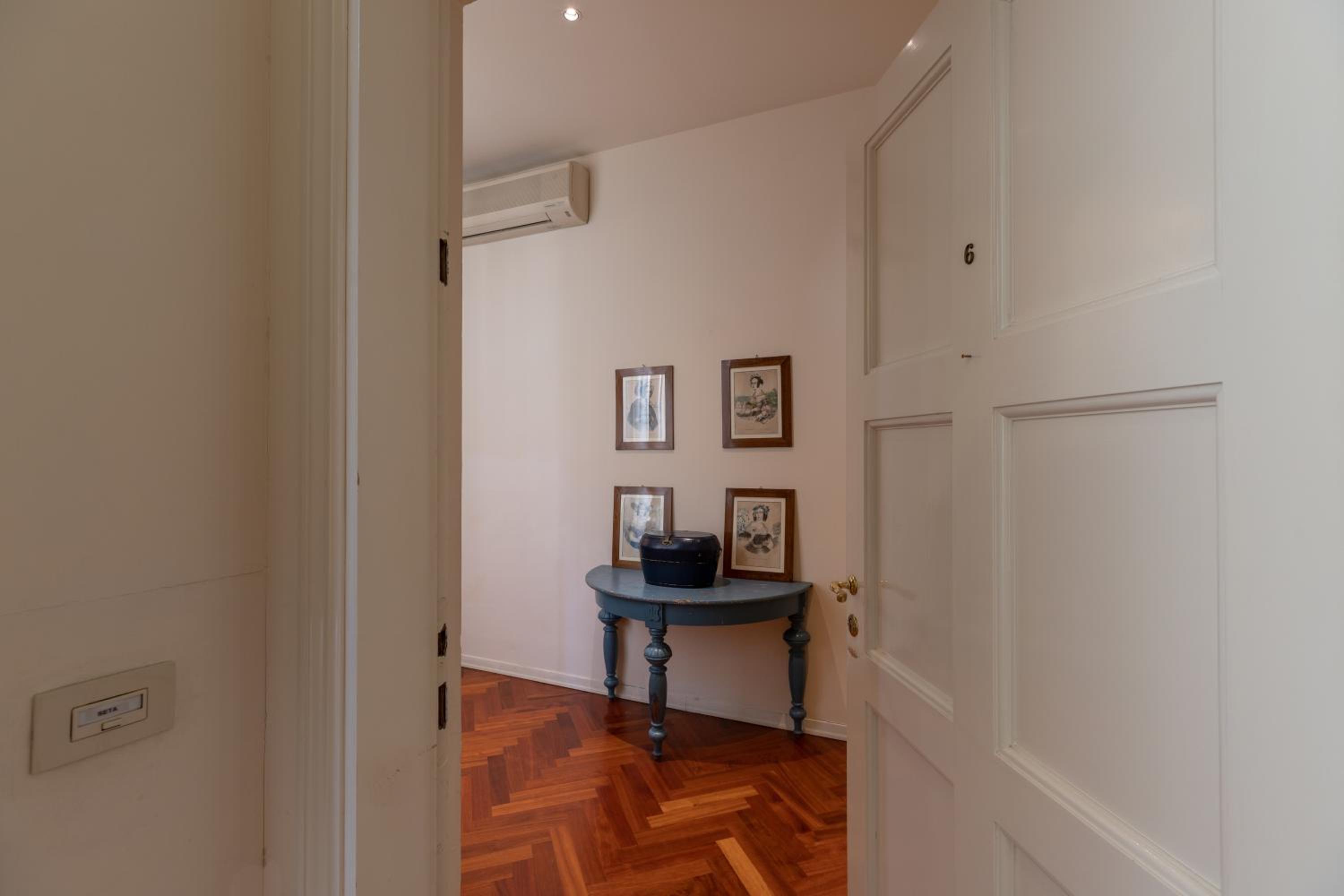 Seta spacious apartment next to the Duomo