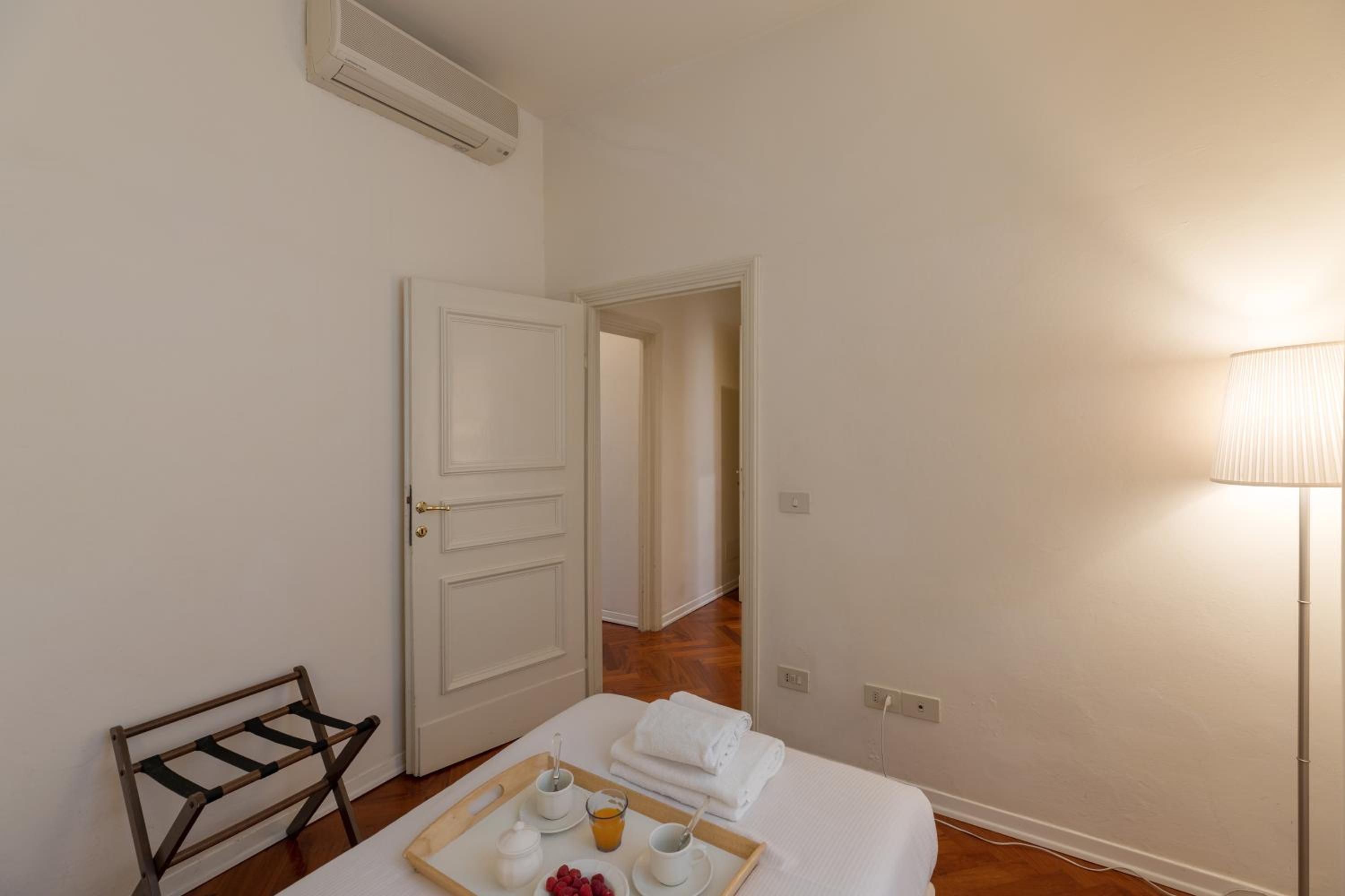 Seta spacious apartment next to the Duomo