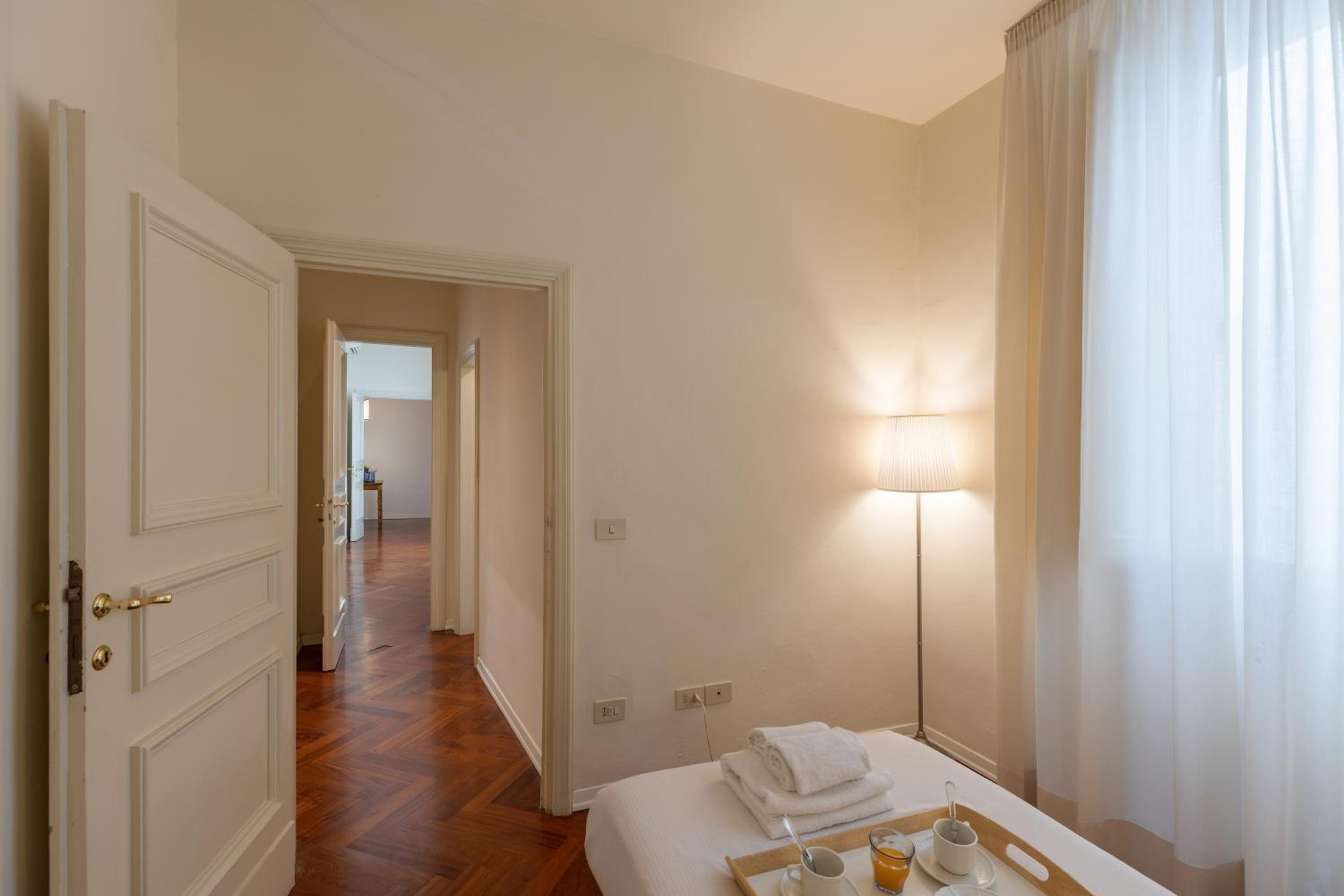 Seta spacious apartment next to the Duomo
