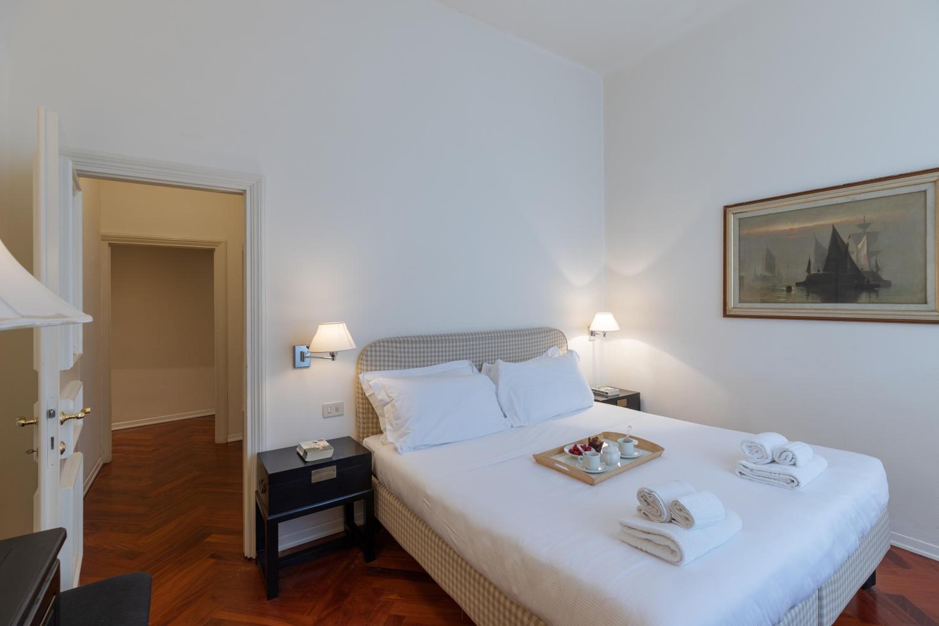 Seta spacious apartment next to the Duomo