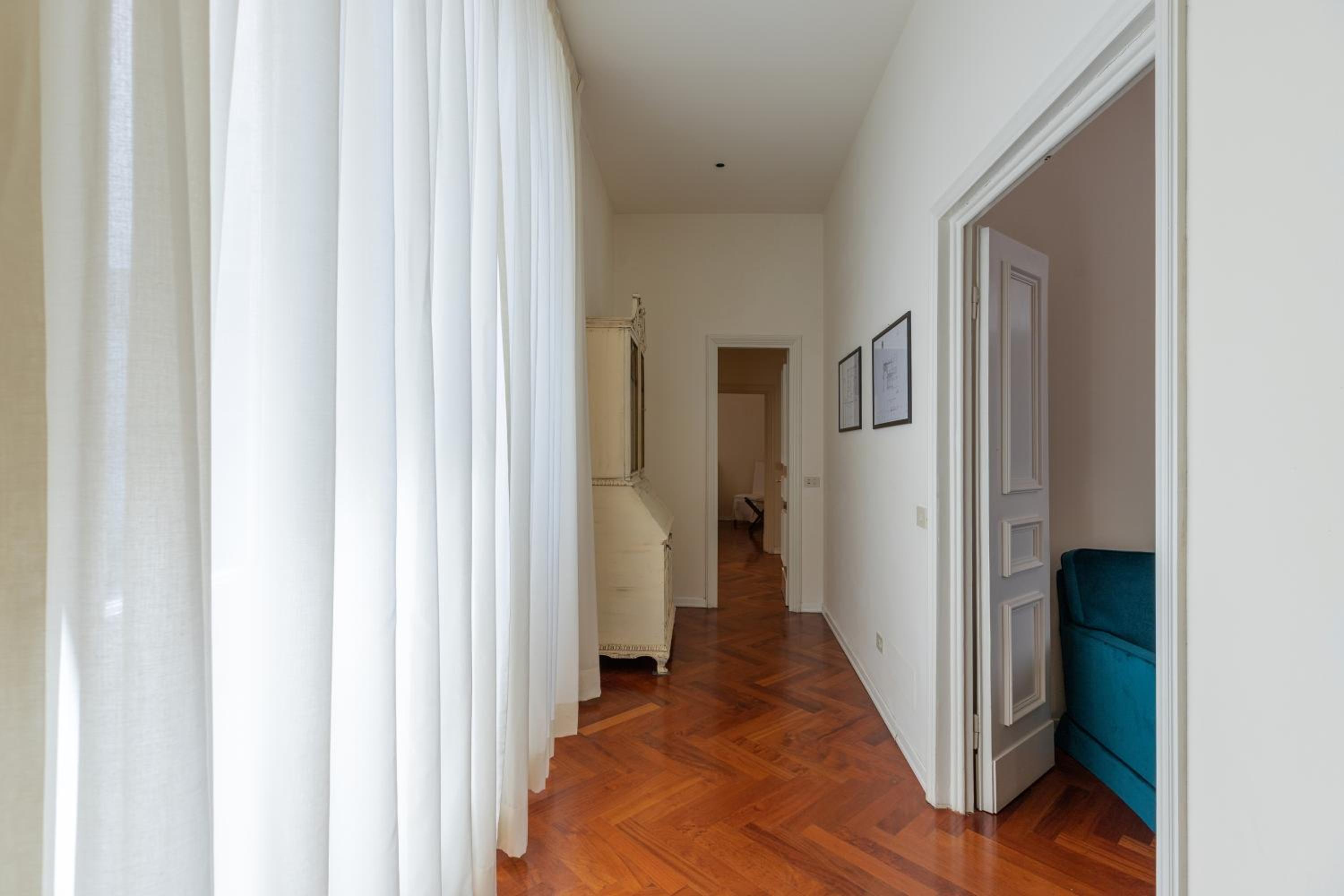 Seta spacious apartment next to the Duomo