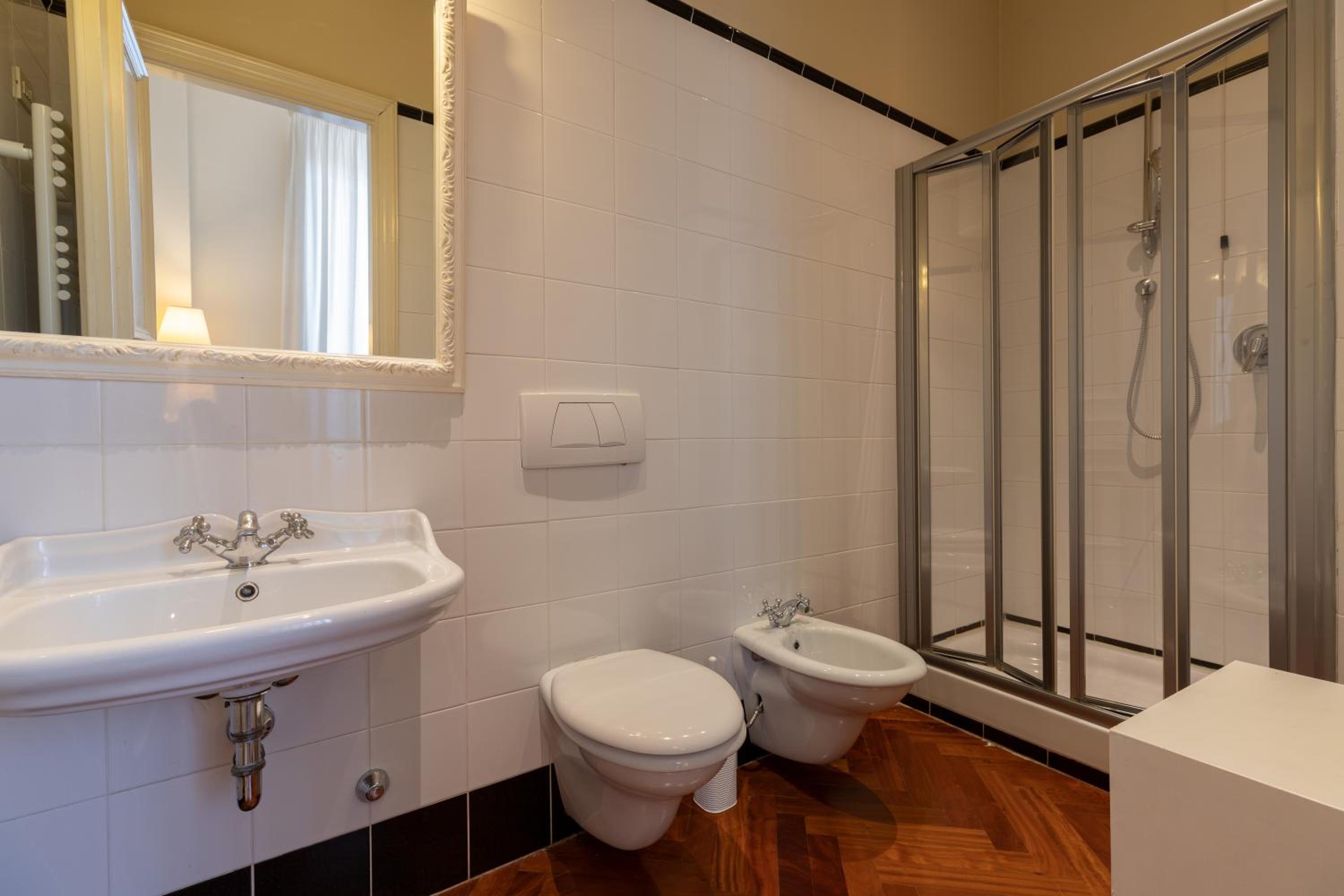 Seta spacious apartment next to the Duomo