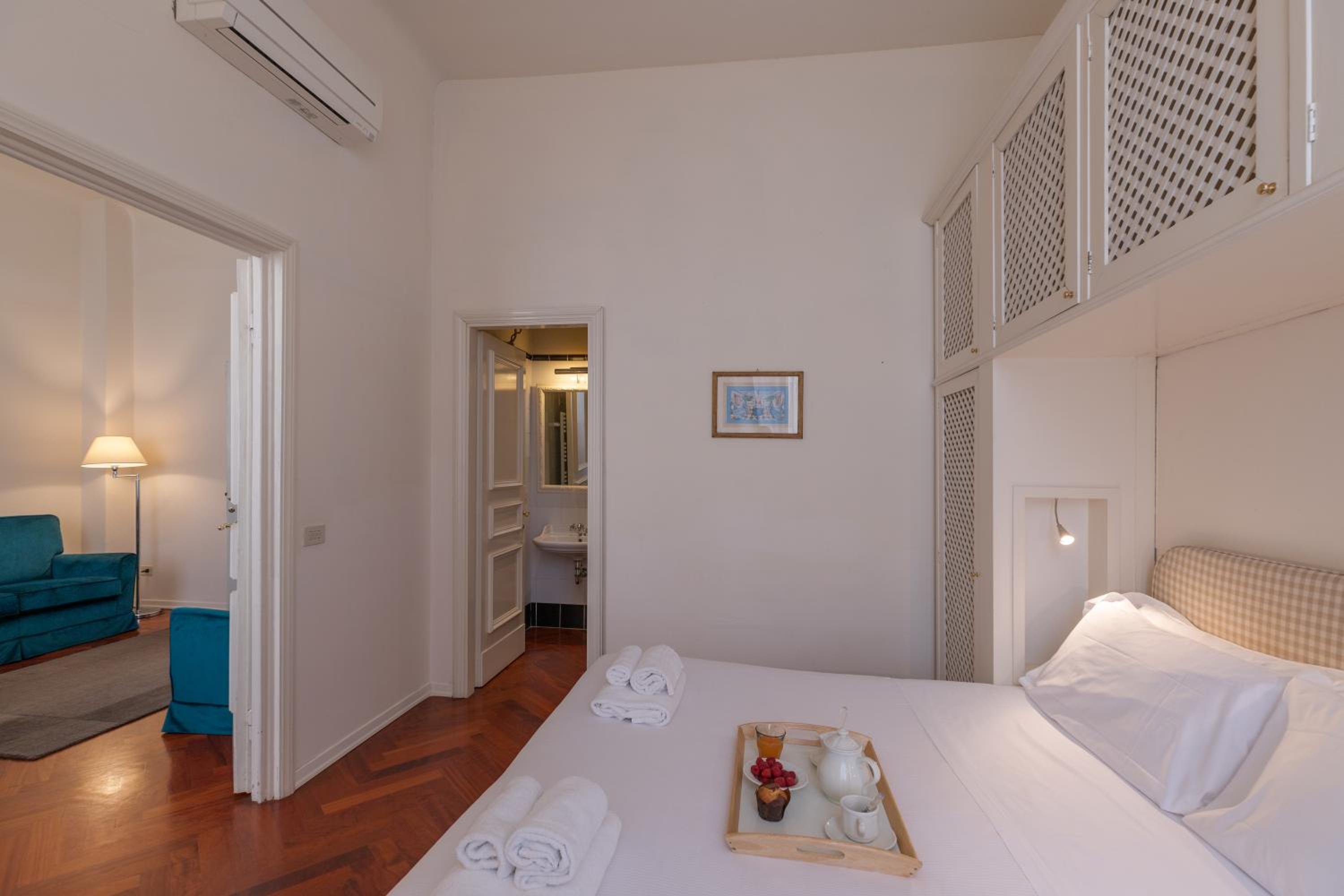 Seta spacious apartment next to the Duomo