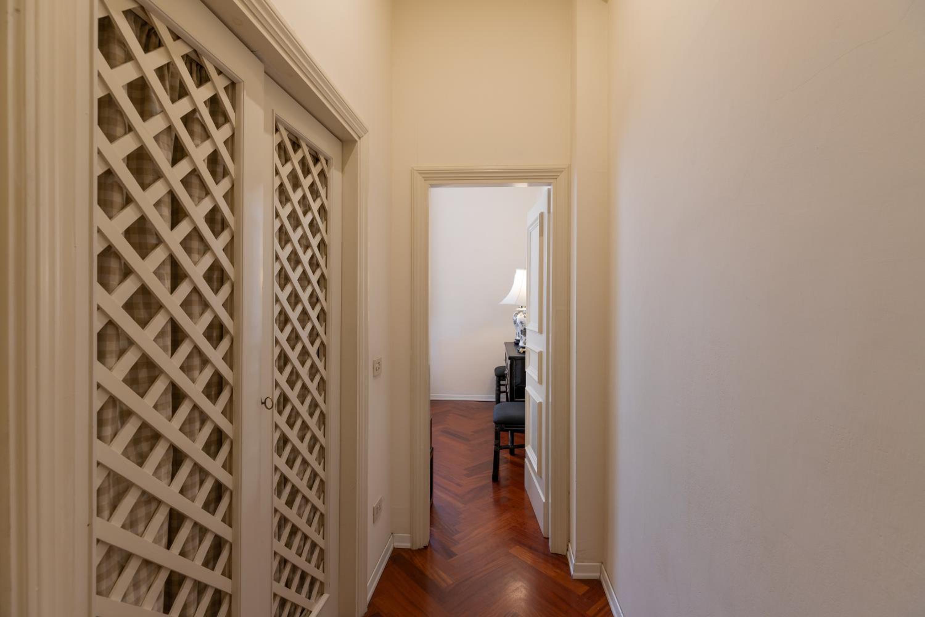 Seta spacious apartment next to the Duomo