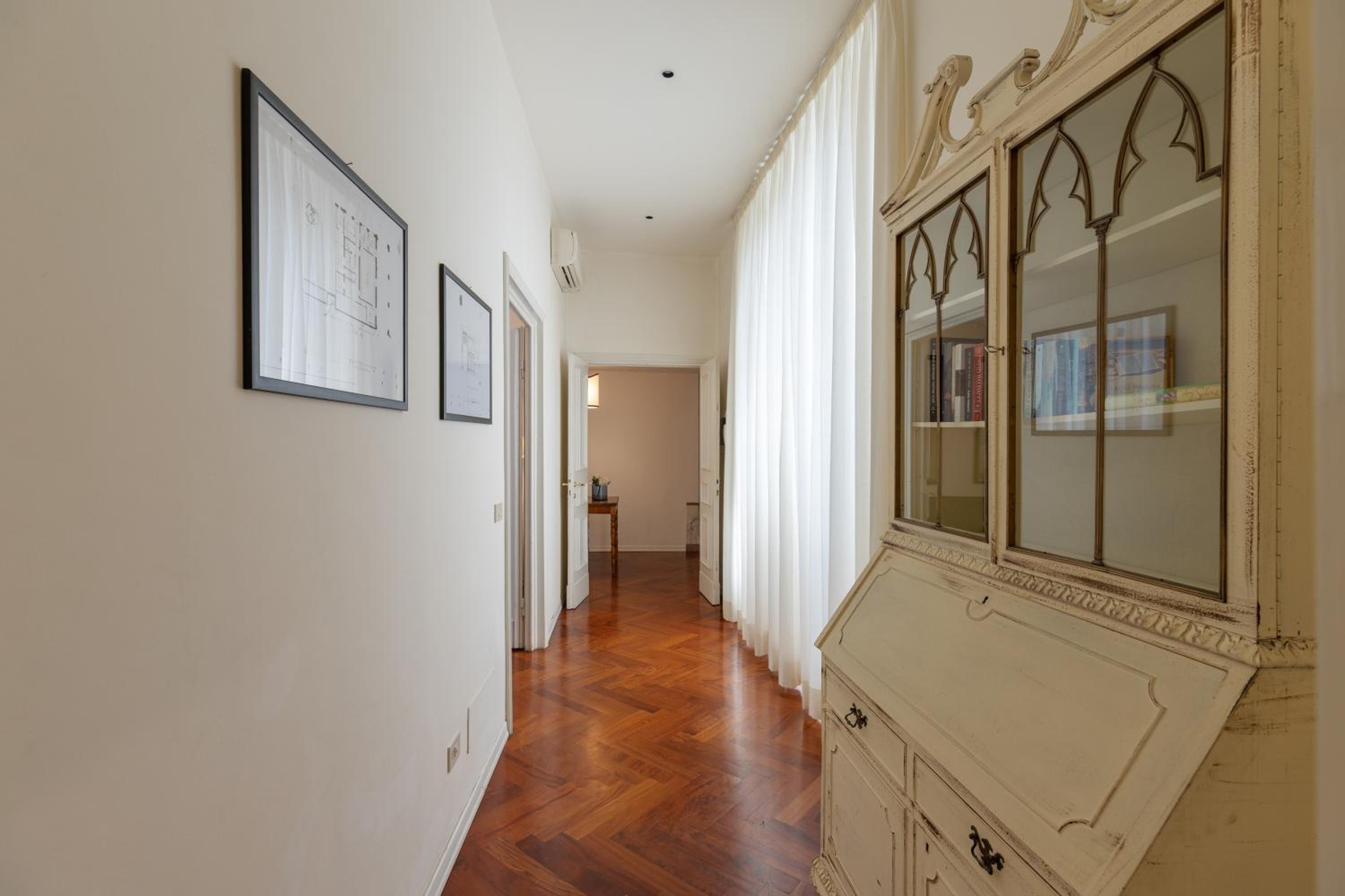 Seta spacious apartment next to the Duomo