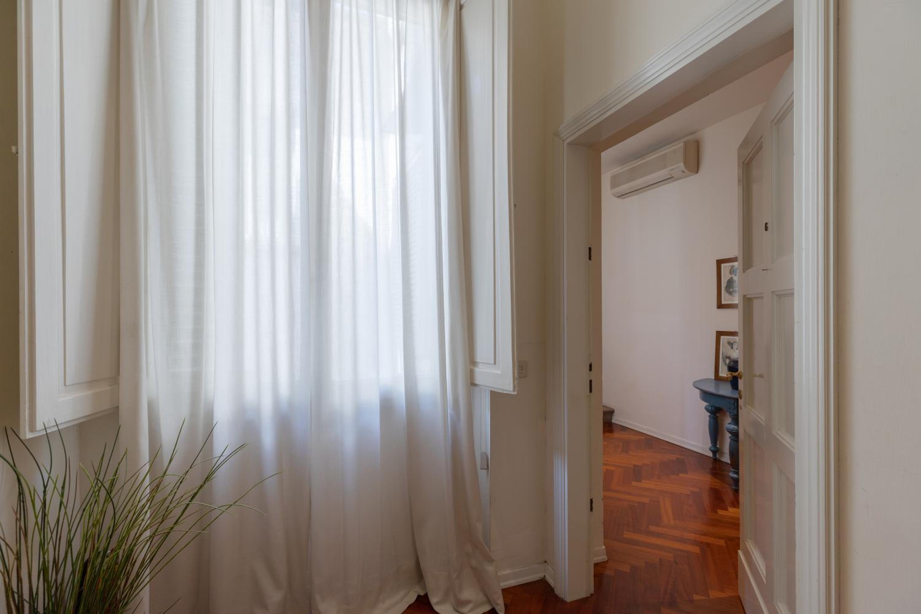 Seta spacious apartment next to the Duomo