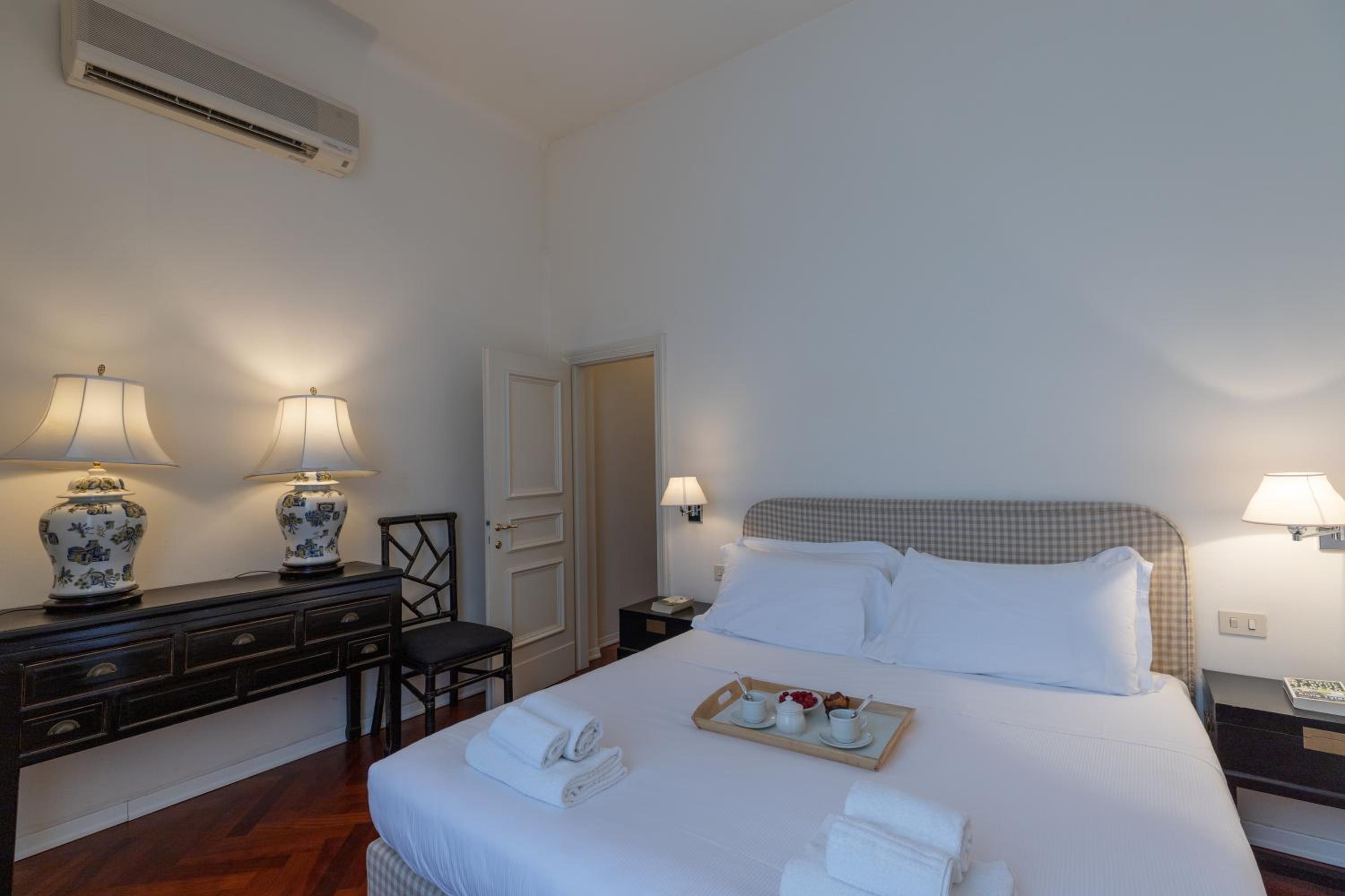 Seta spacious apartment next to the Duomo