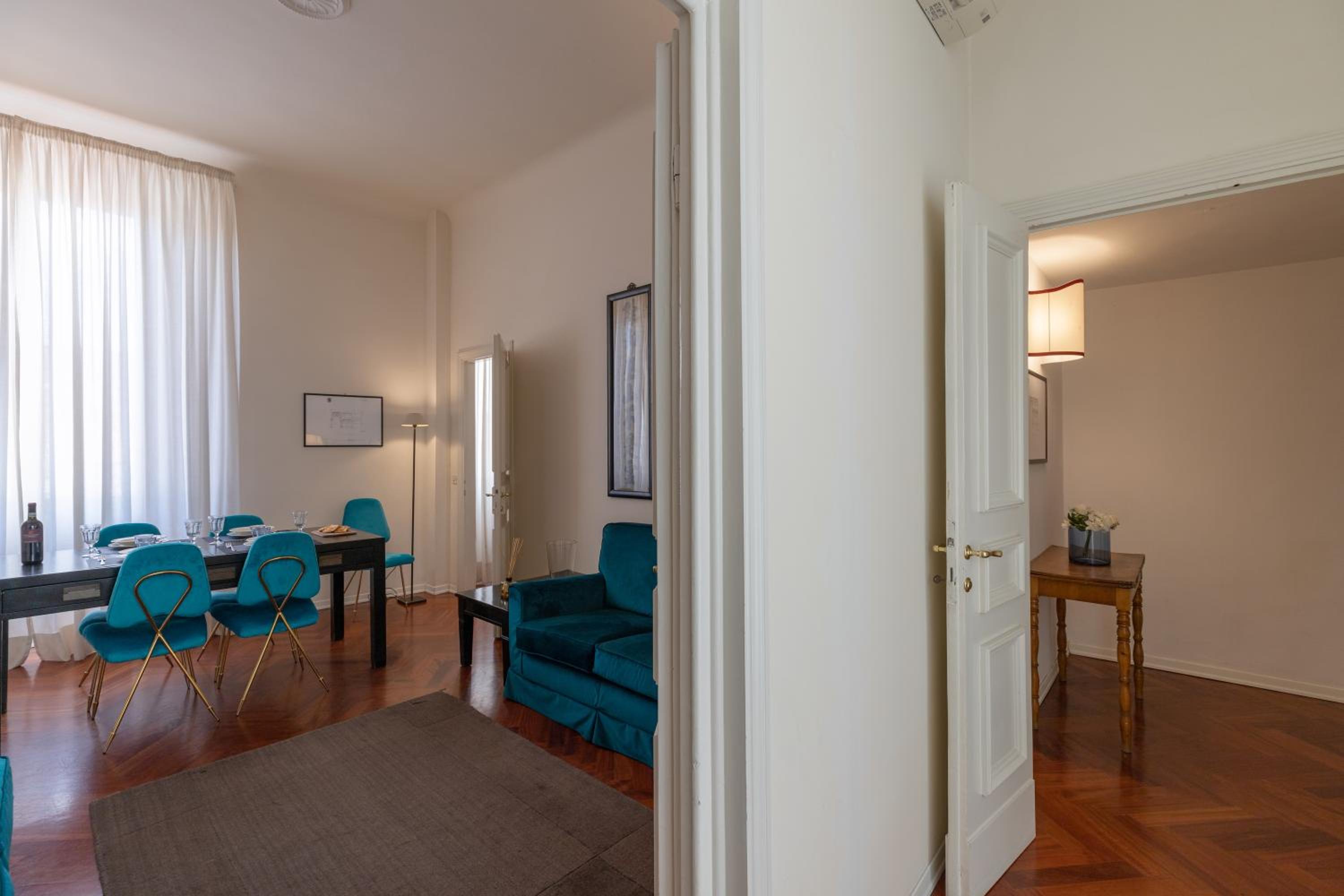 Seta spacious apartment next to the Duomo