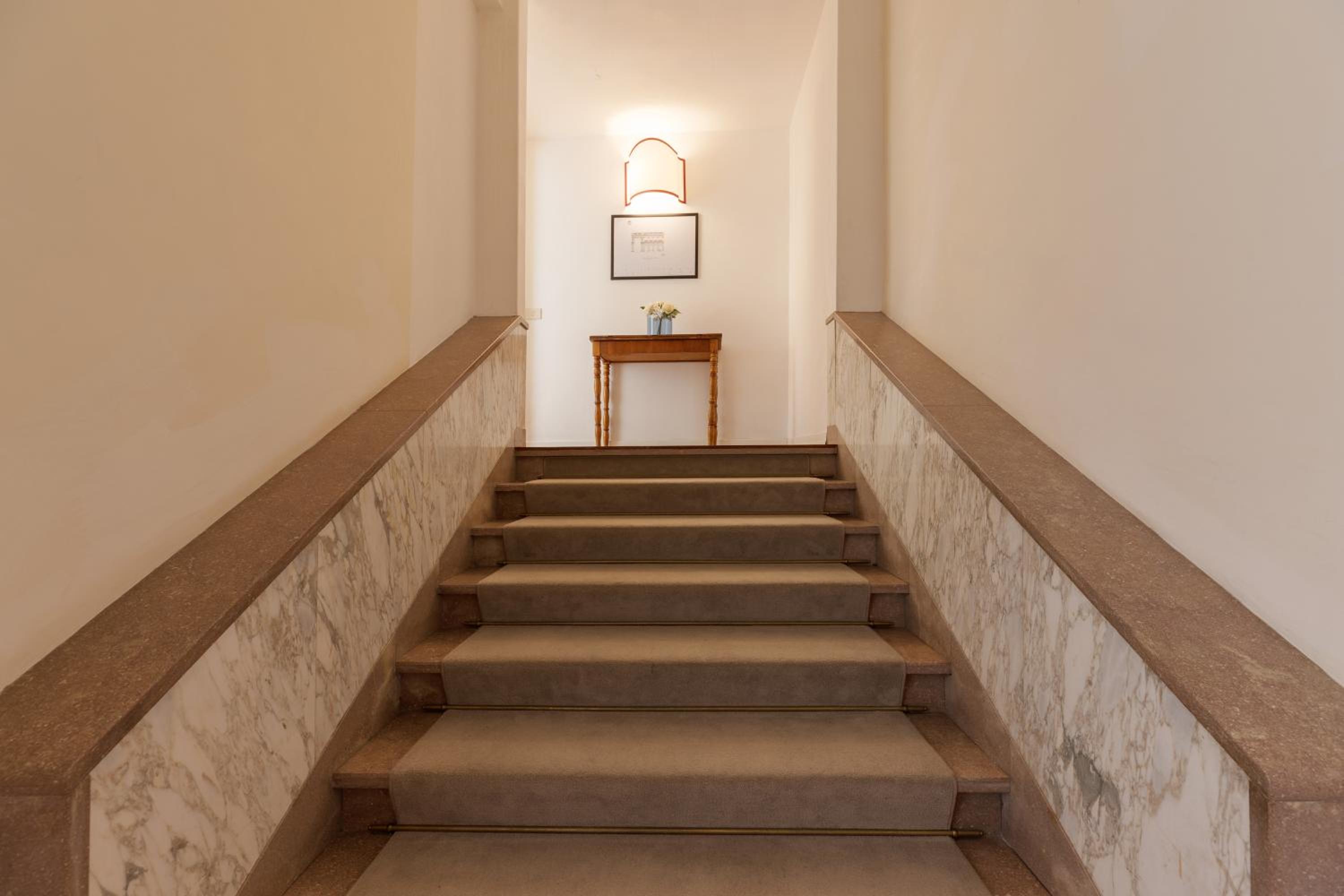 Seta spacious apartment next to the Duomo