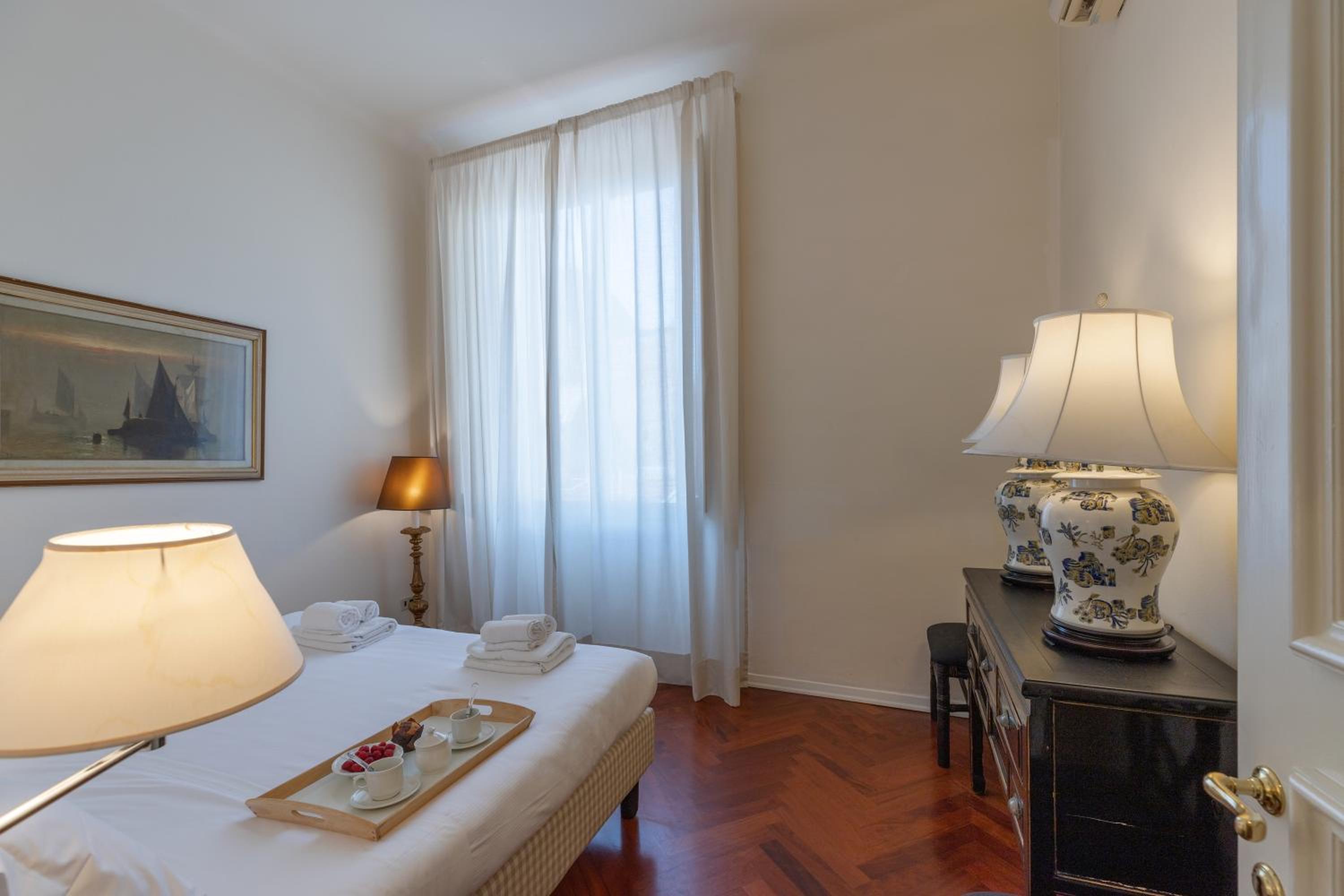 Seta spacious apartment next to the Duomo