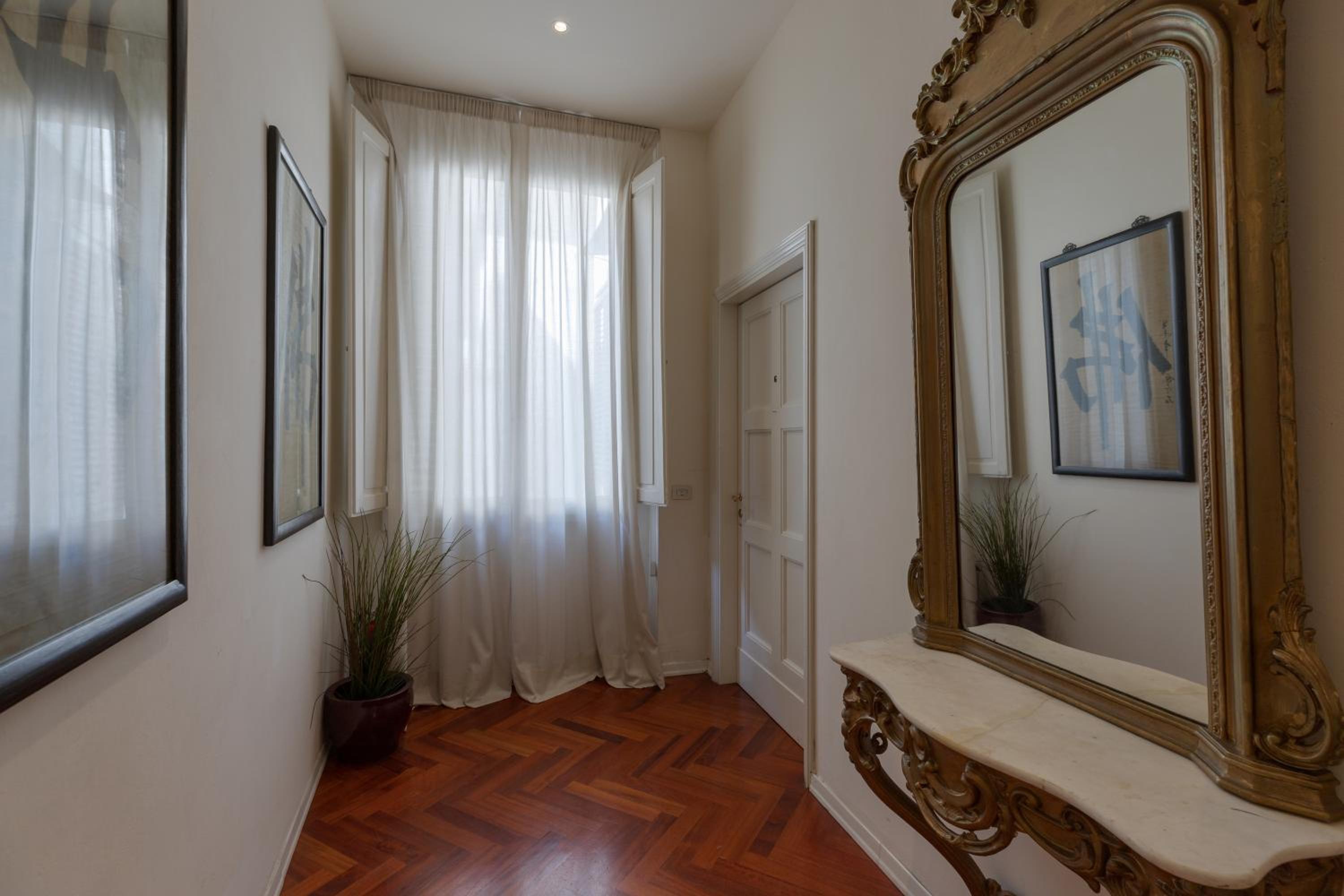 Seta spacious apartment next to the Duomo