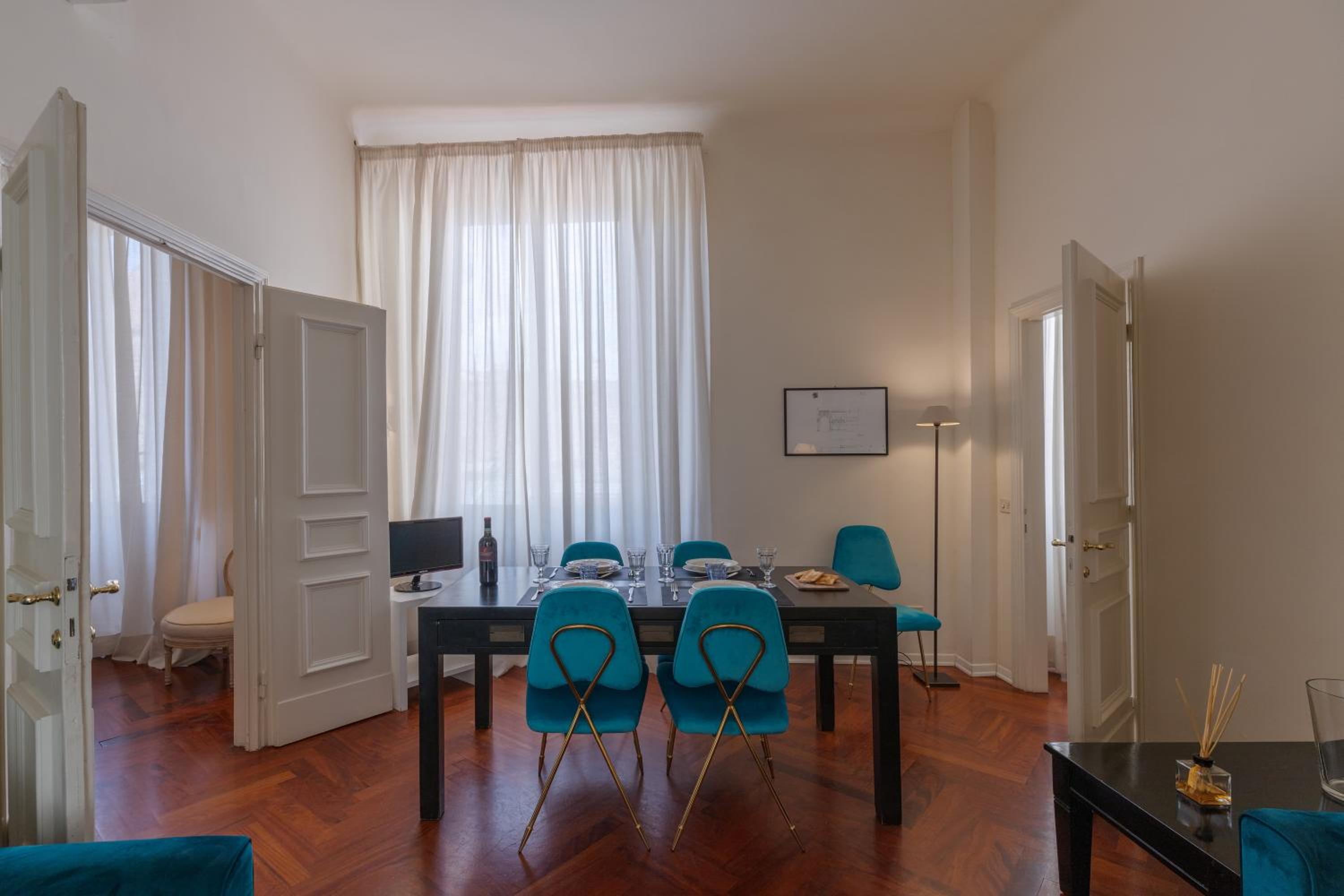 Seta spacious apartment next to the Duomo
