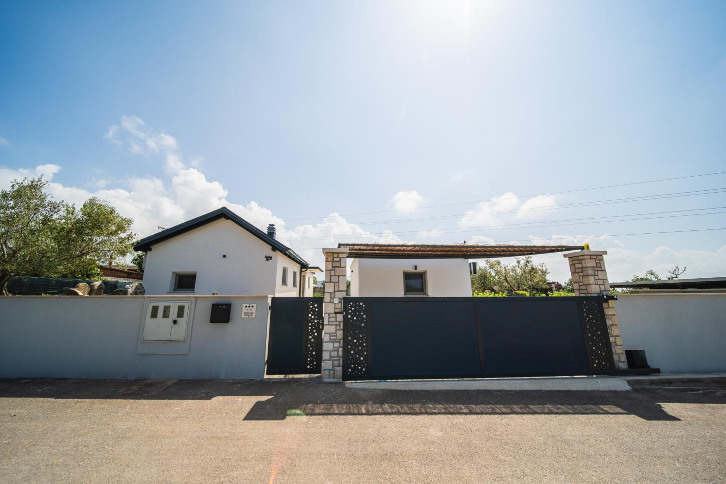 Leonardo House - main view