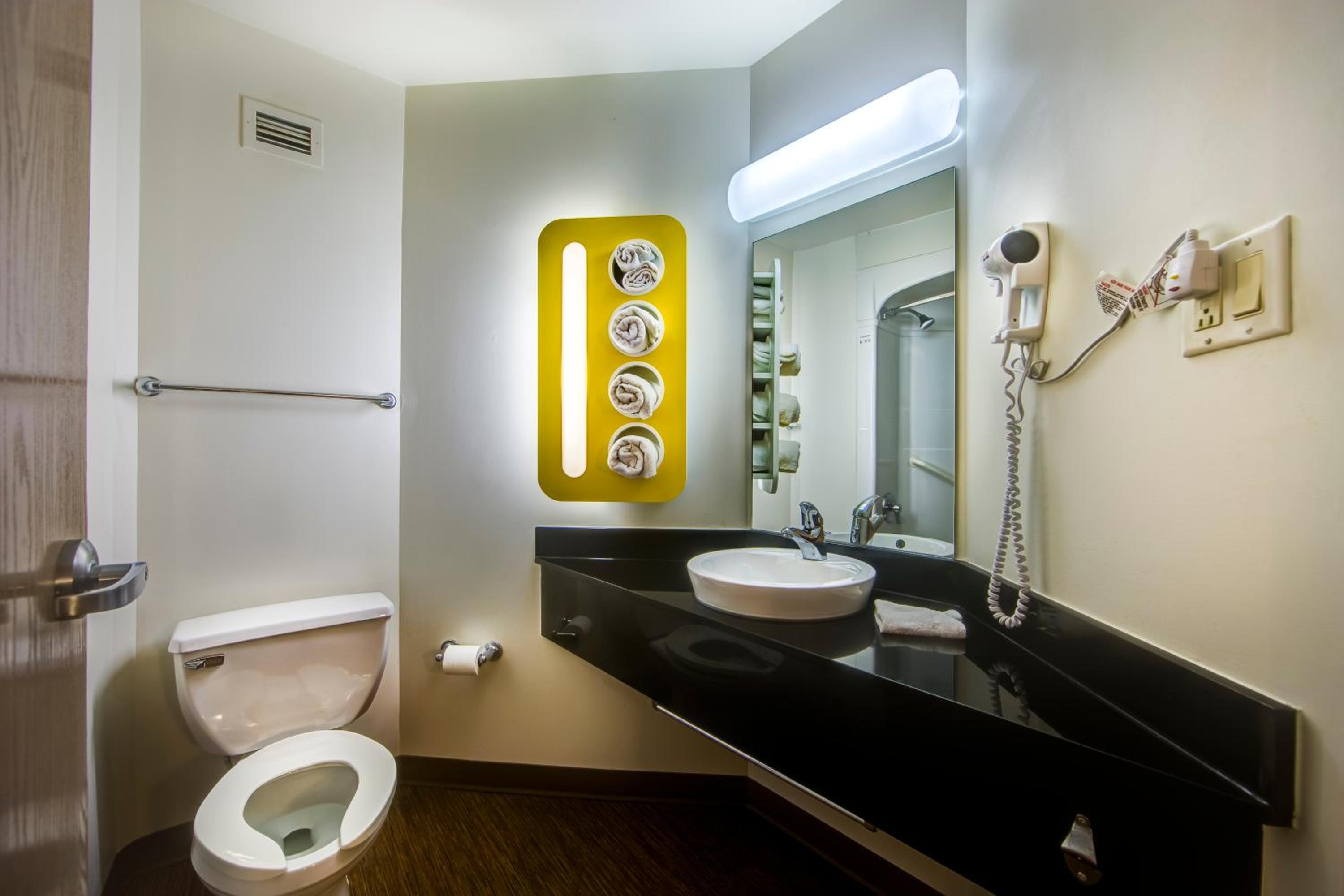 Motel 6-Burlington, ON - Toronto West - Oakville - Property Image 1