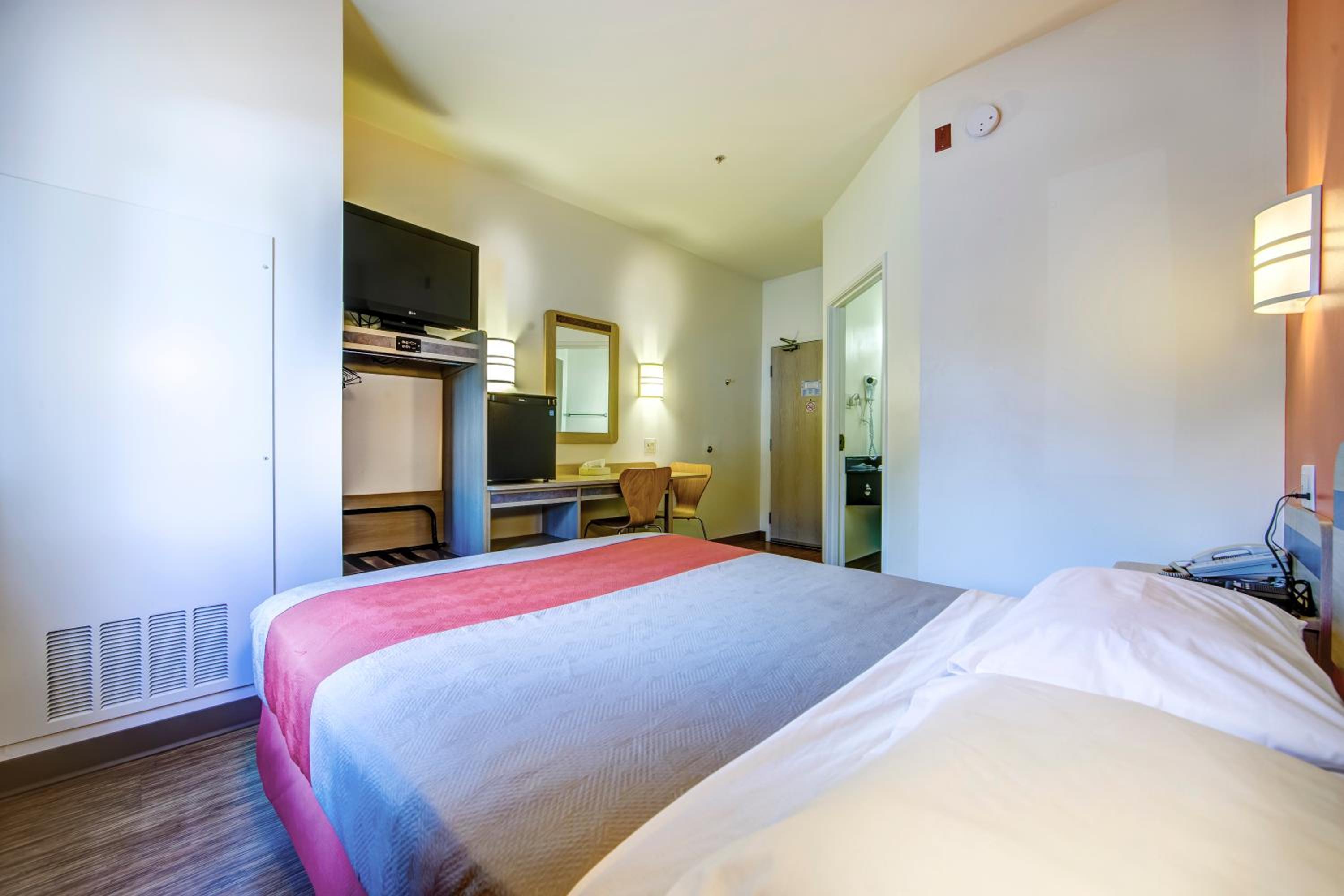 Toronto Vacations - Motel 6-Burlington, ON - Toronto West - Oakville - Property Image 2