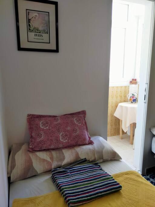Apartamento grande, la mar esta 5 minutos andando view 2