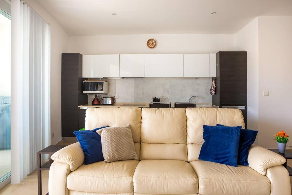 Exquisite 2-Bedroom Seafront Apartment in Spinola Bay photo 2
