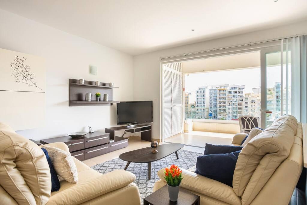 Exquisite 2-Bedroom Seafront Apartment in Spinola Bay photo 3