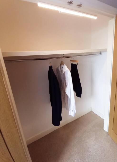 Ultra-Luxury City centre 2 bed apartment, with FREE parking view 3