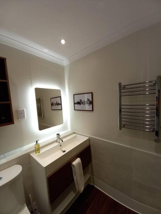 Ultra-Luxury City centre 2 bed apartment, with FREE parking view 5