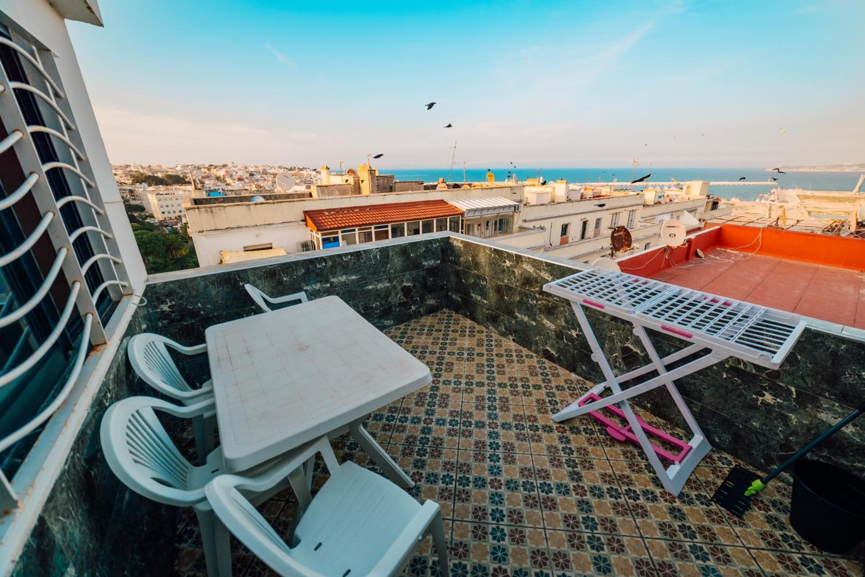 Hotel VELASQUEZ Appartements Fast Wifi and Ocean View - Image 1