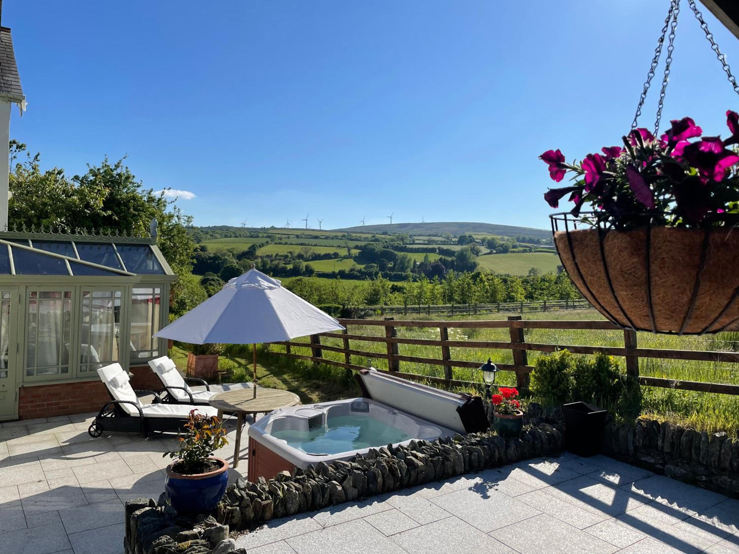 Chalet Superking bed Free Sauna hot tub Wifi Netflix Parking