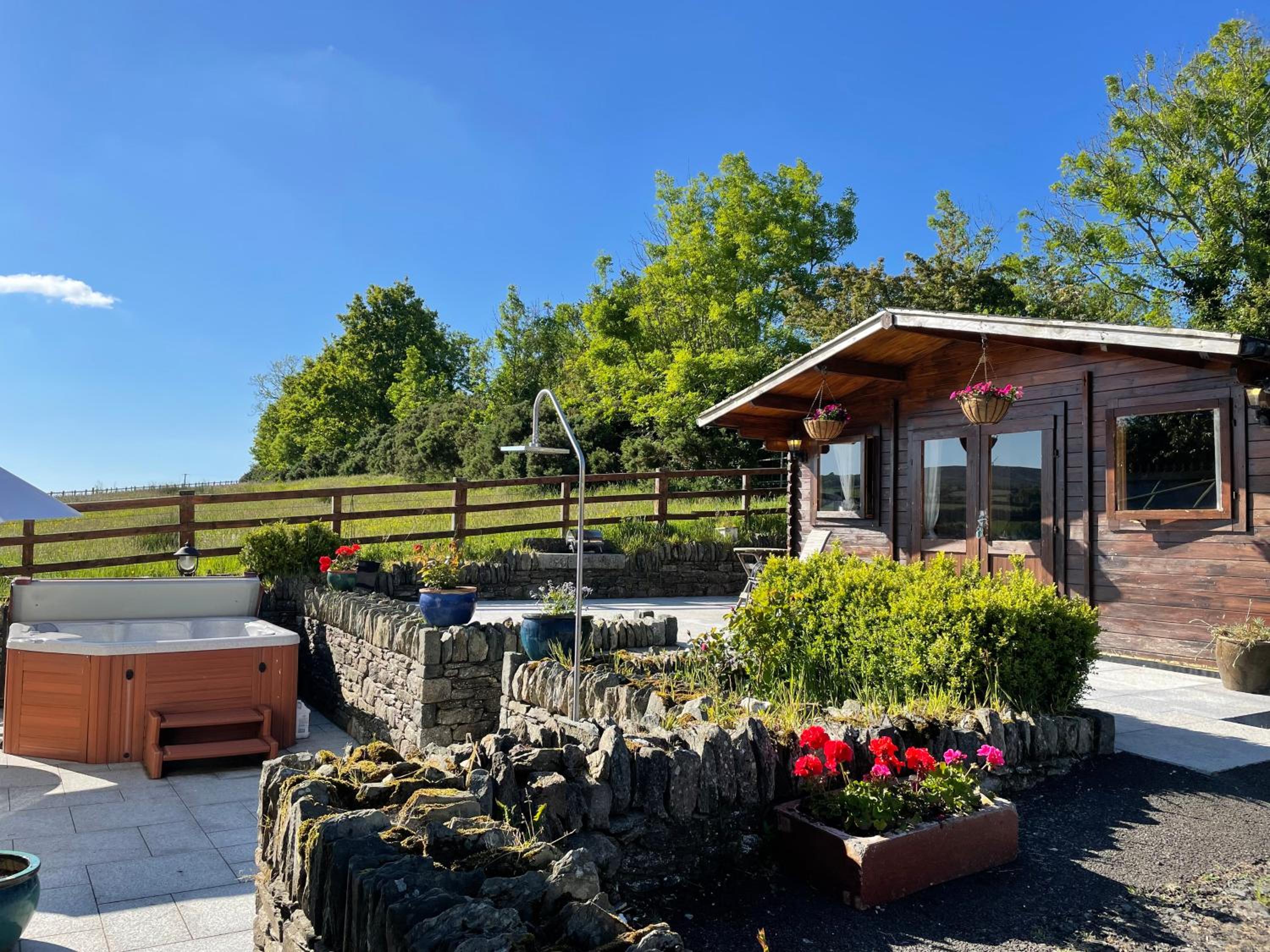 Chalet Superking bed Free Sauna hot tub Wifi Netflix Parking