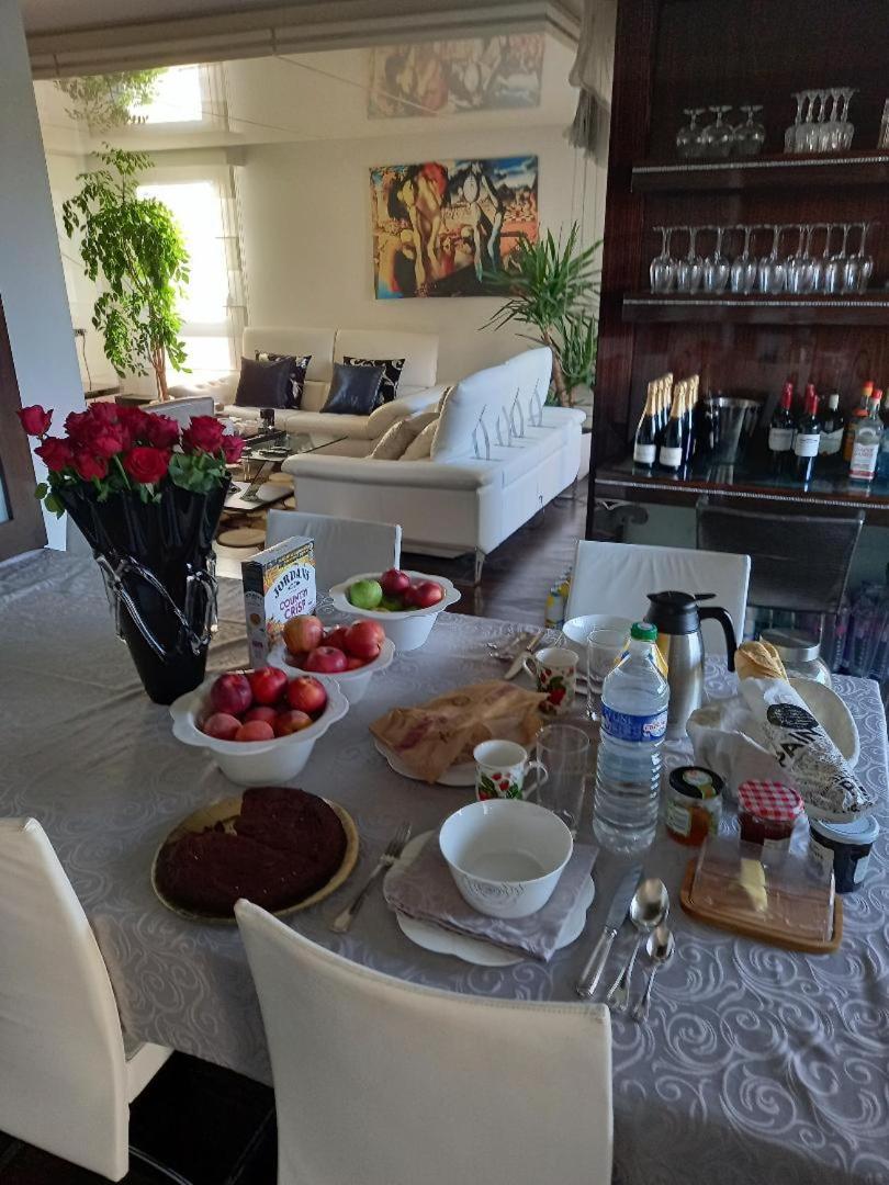 Parisian Sparkle Retreat, 150m from American Hospital