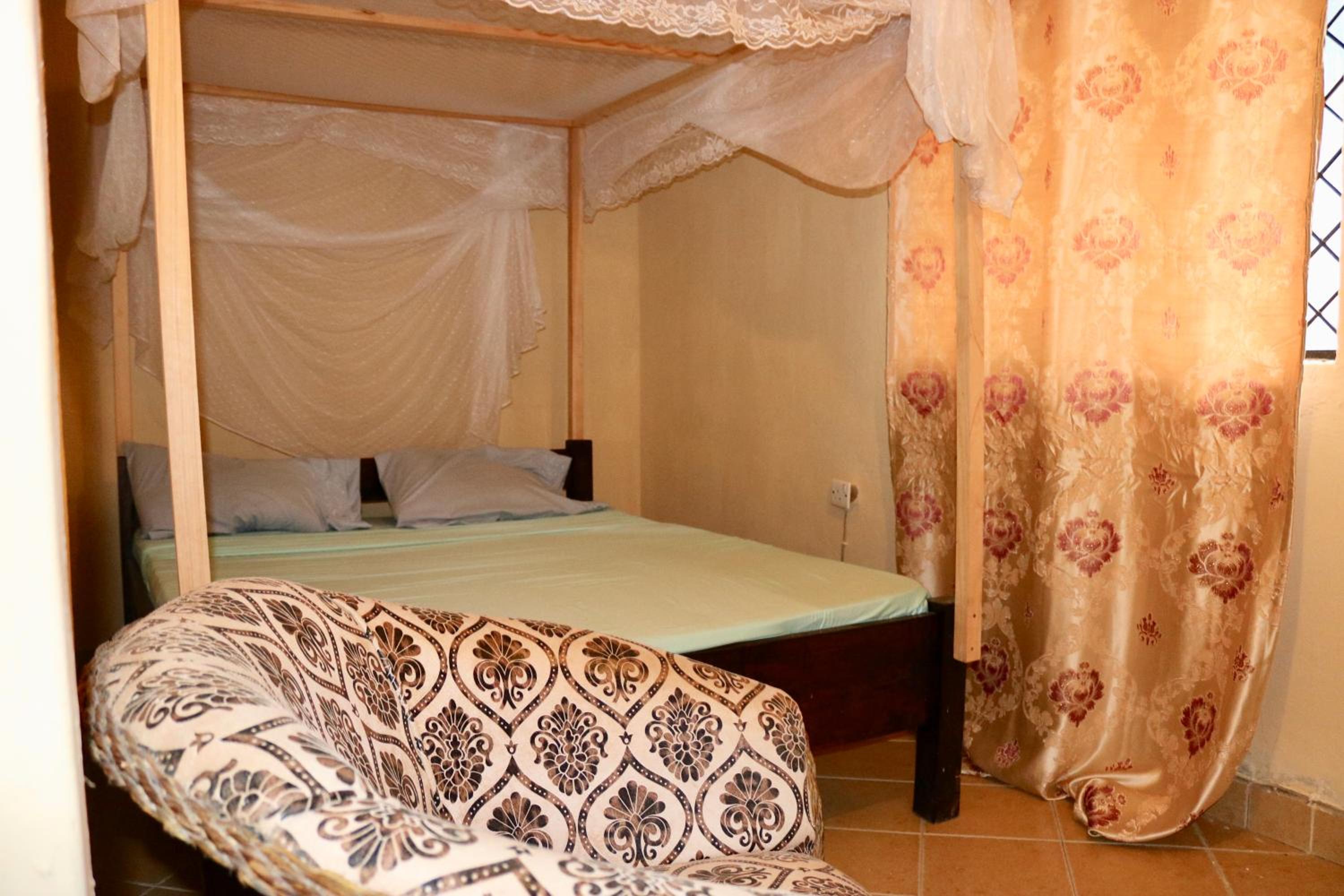 4 Bed Villa - Sleeps 8 - Pool - Garden - Parking view 2