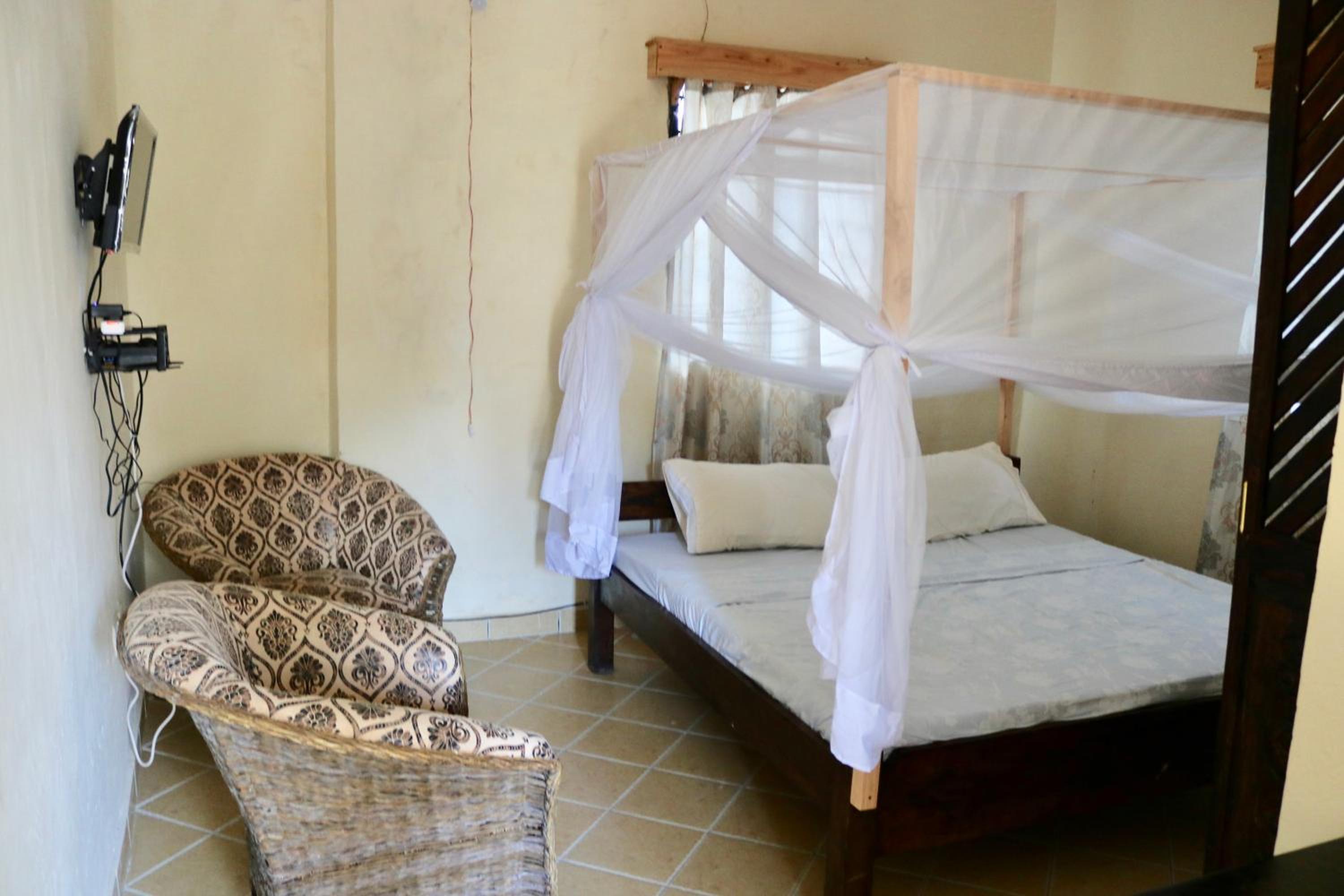 4 Bed Villa - Sleeps 8 - Pool - Garden - Parking view 3