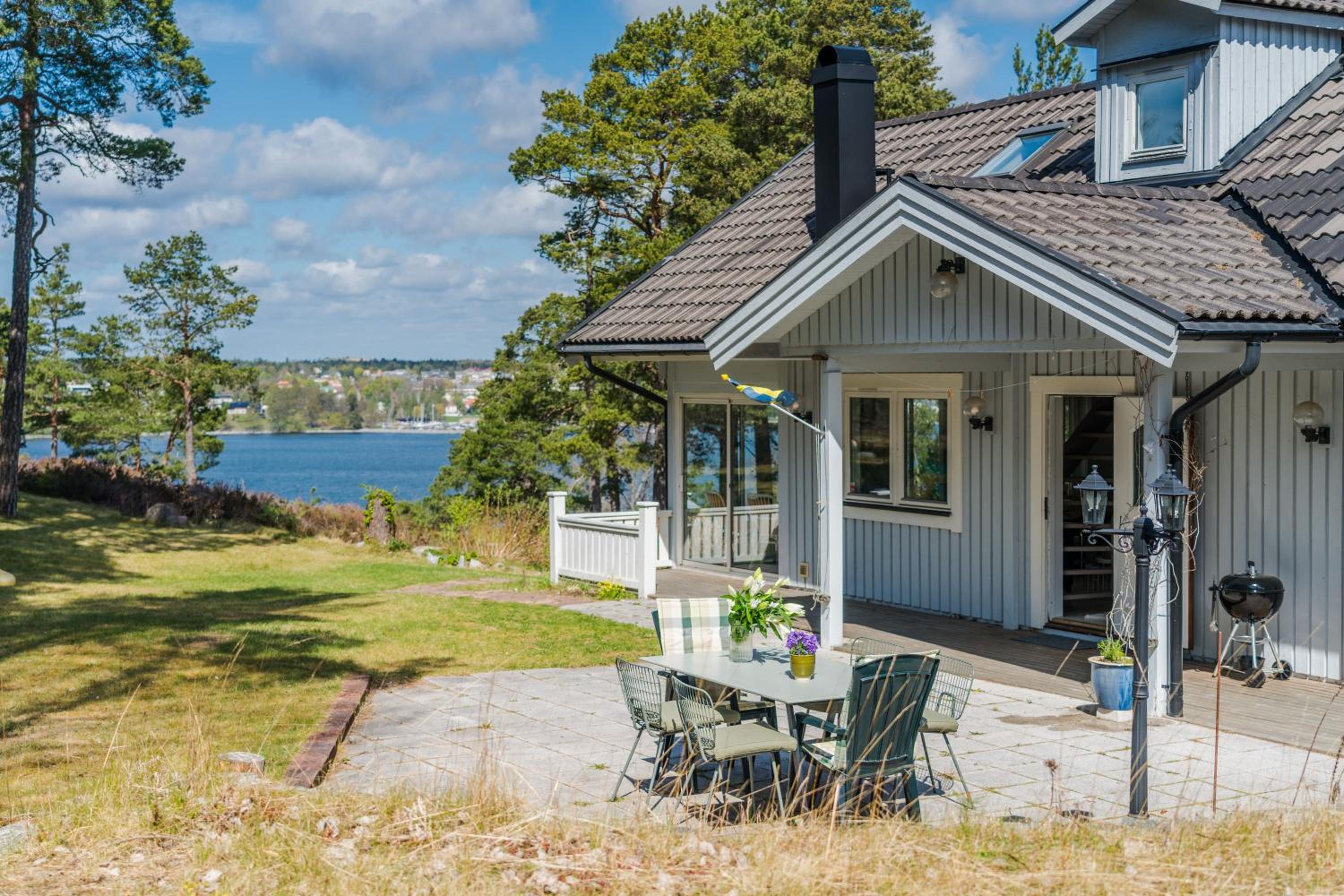 Elegant home with stunning sea view and garden — Stockholm