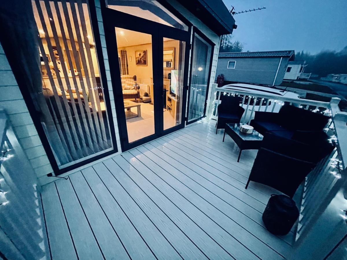 Hotel Scarletts Escape - Percy Wood