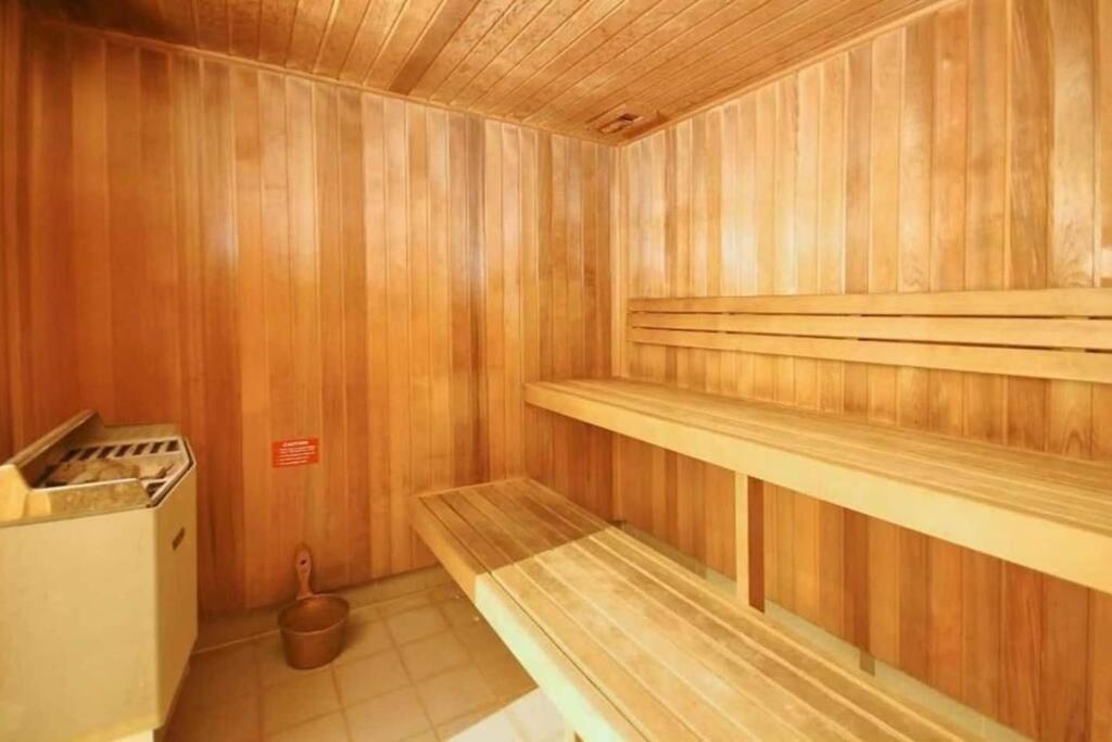 Spacious 3 Bed City Apt with Car Park, Pool & Gym view 4