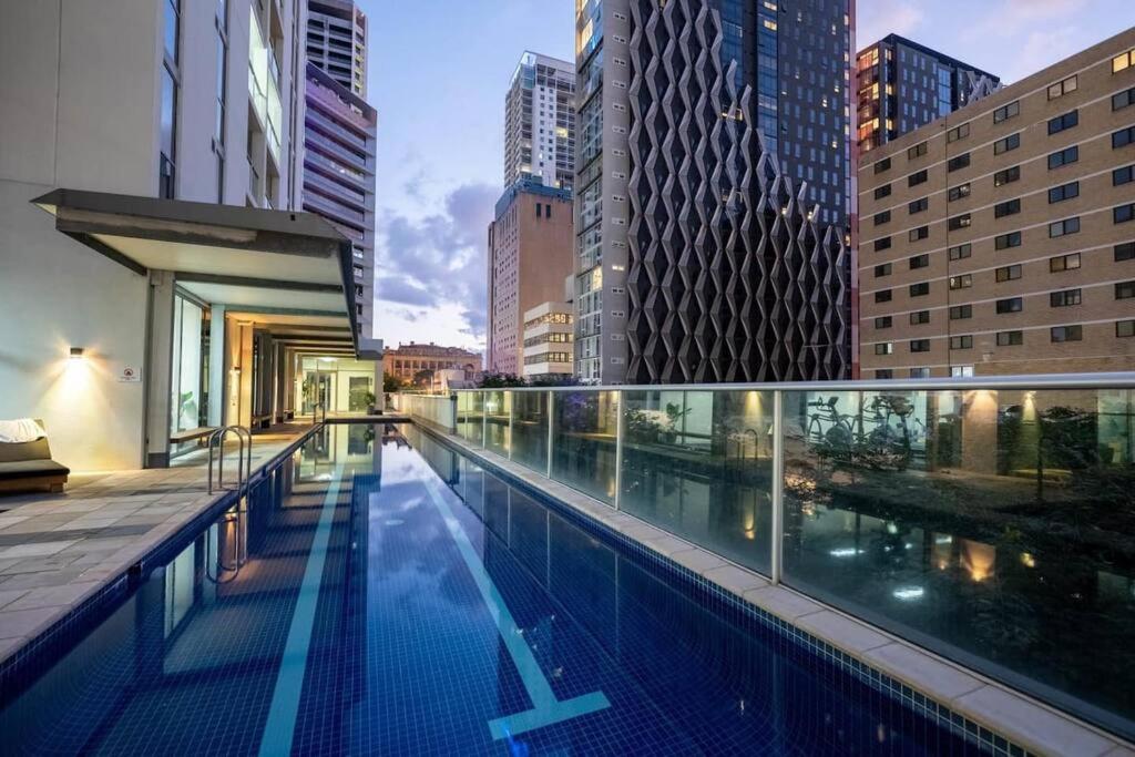 Spacious 3 Bed City Apt with Car Park, Pool & Gym view 2
