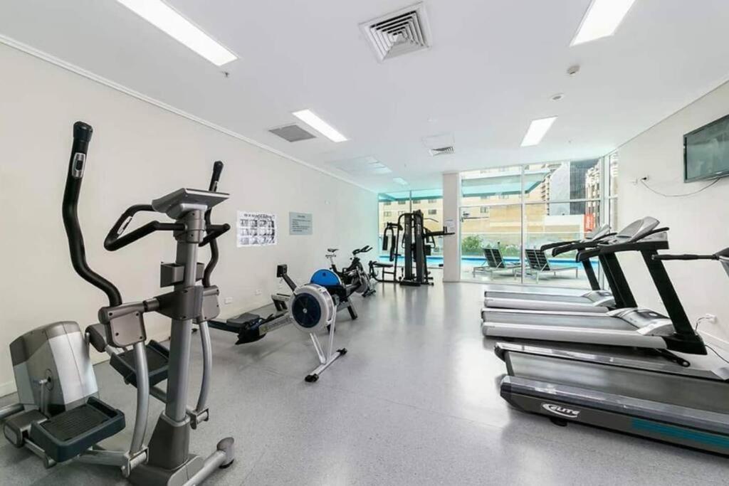 Spacious 3 Bed City Apt with Car Park, Pool & Gym view 5