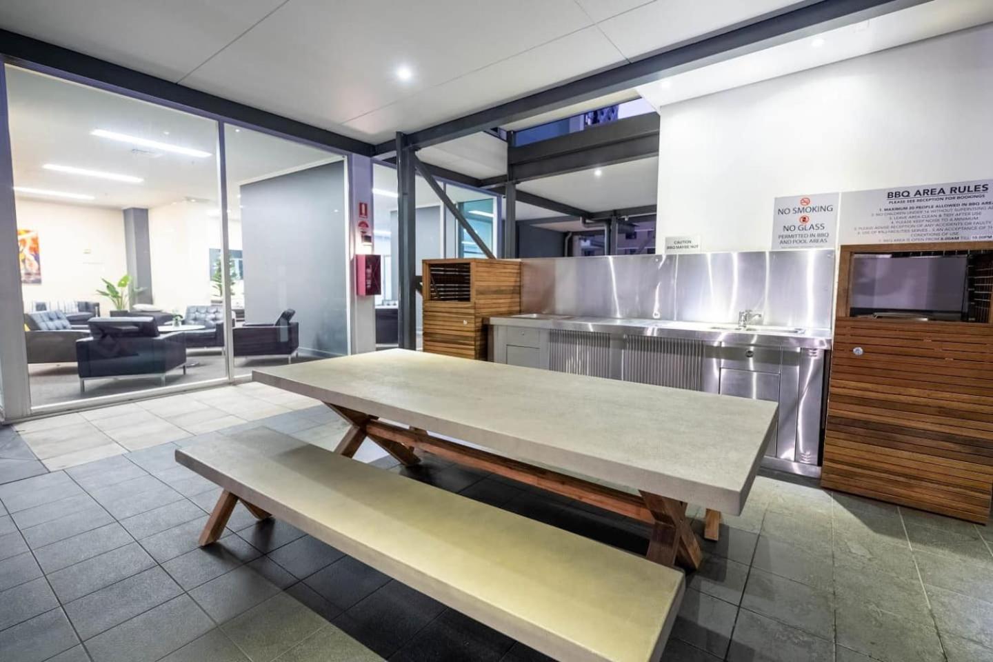 Spacious 3 Bed City Apt with Car Park, Pool & Gym view 3