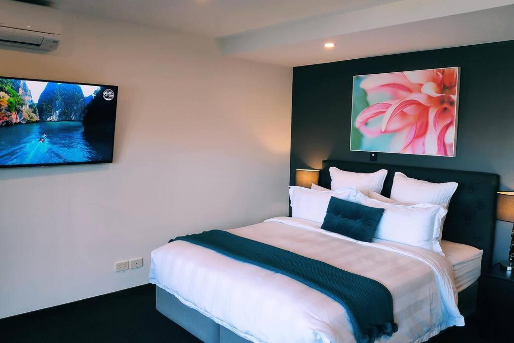 Lovely Apartment- Amazing Lake & Mountain Views view 3