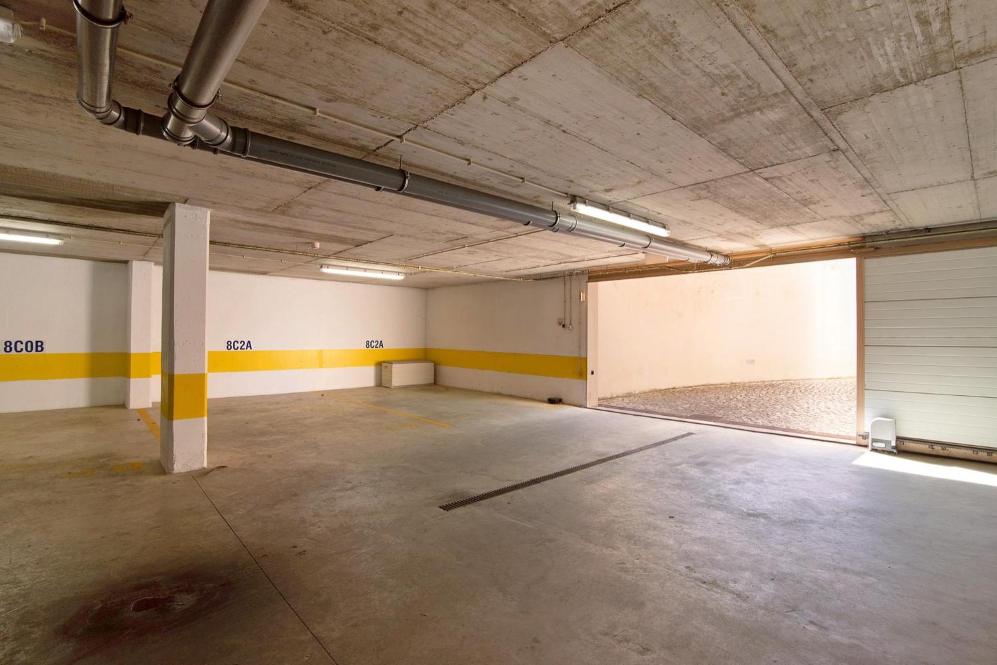 Apartamento Salgados Sol e Sal en Guia — parking