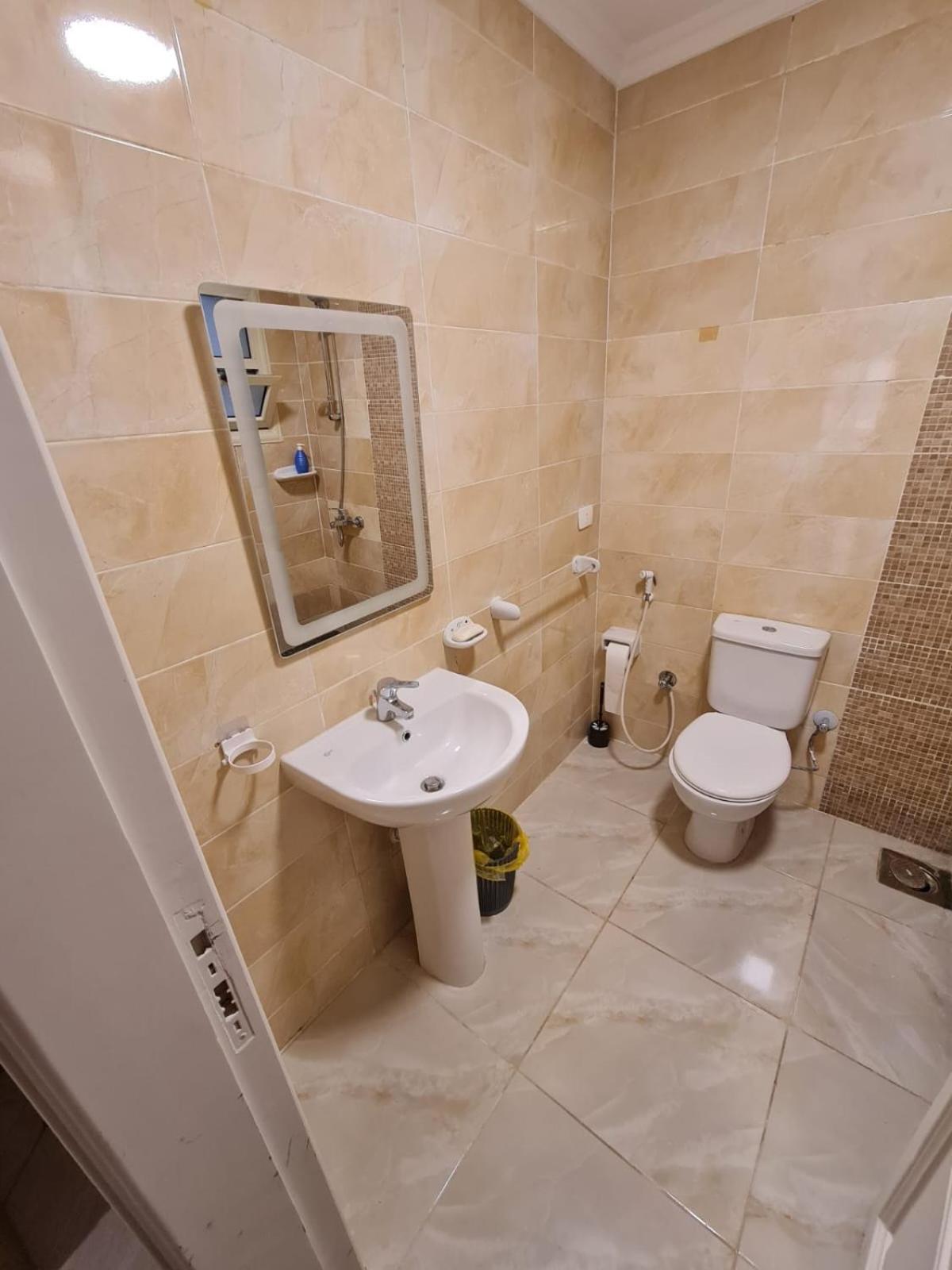 Freshly Modern Renewed 3BR Full AirCod Dar masr Qornfel view 2