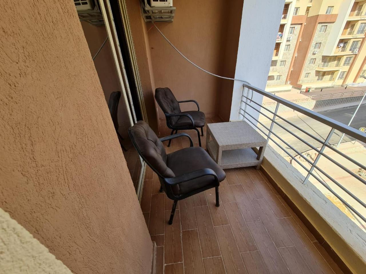 Freshly Modern Renewed 3BR Full AirCod Dar masr Qornfel view 4