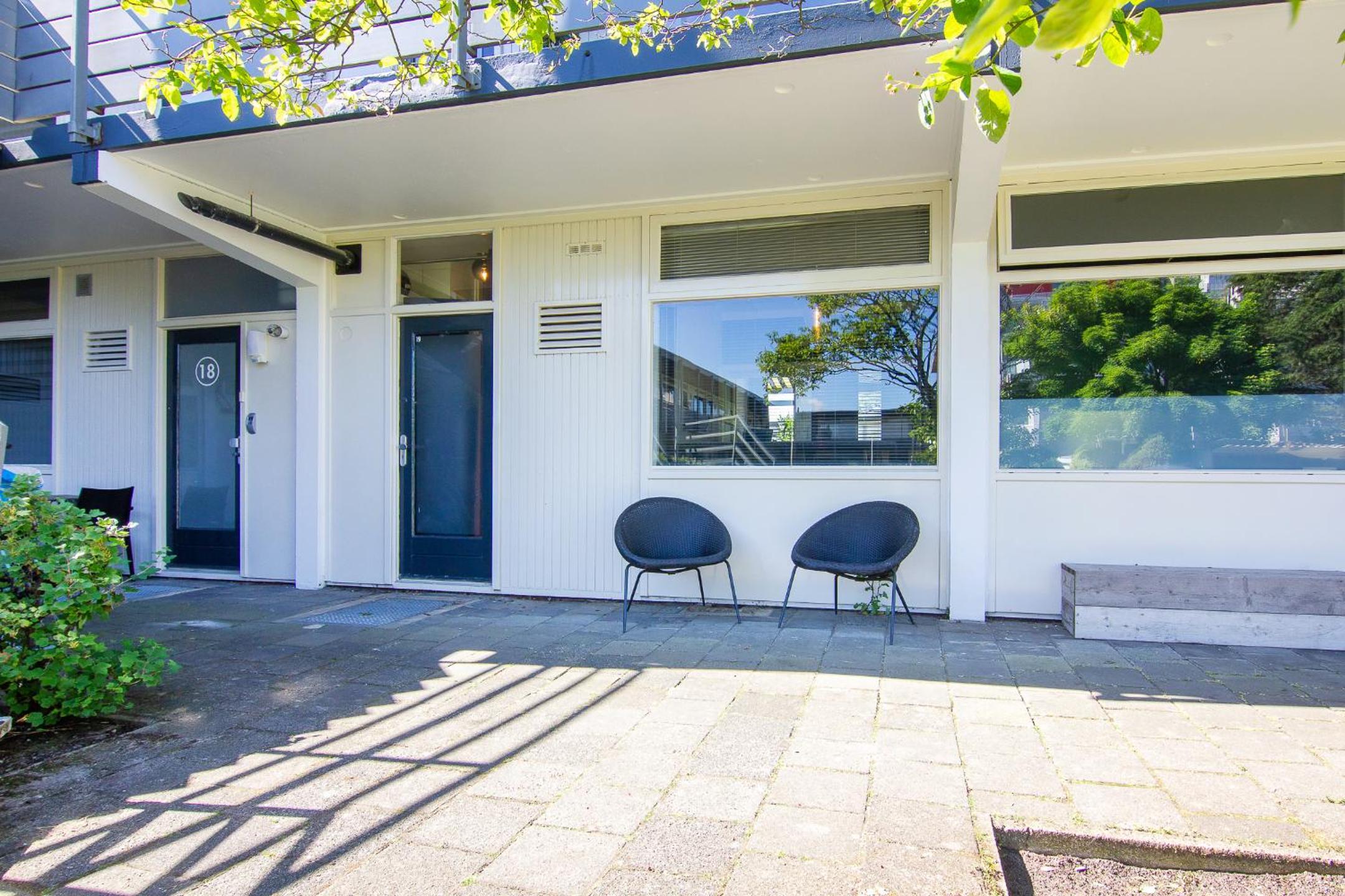 Appartement De Zeemeermin, Free parking