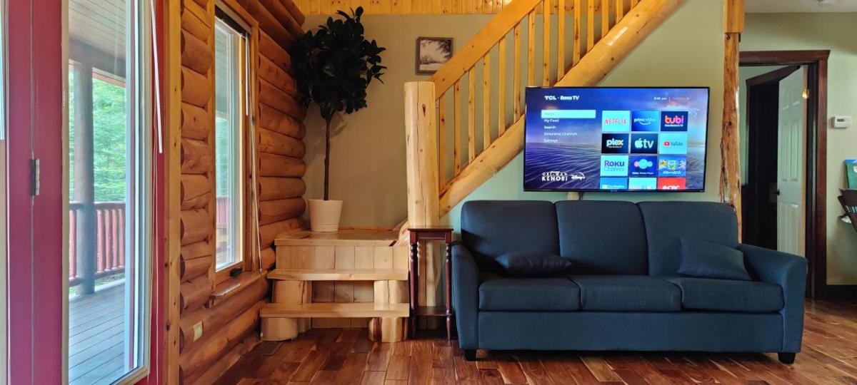 Tobermory Peaceful Private Entire Cottage Log Home Spacious Fully Equipped view 3